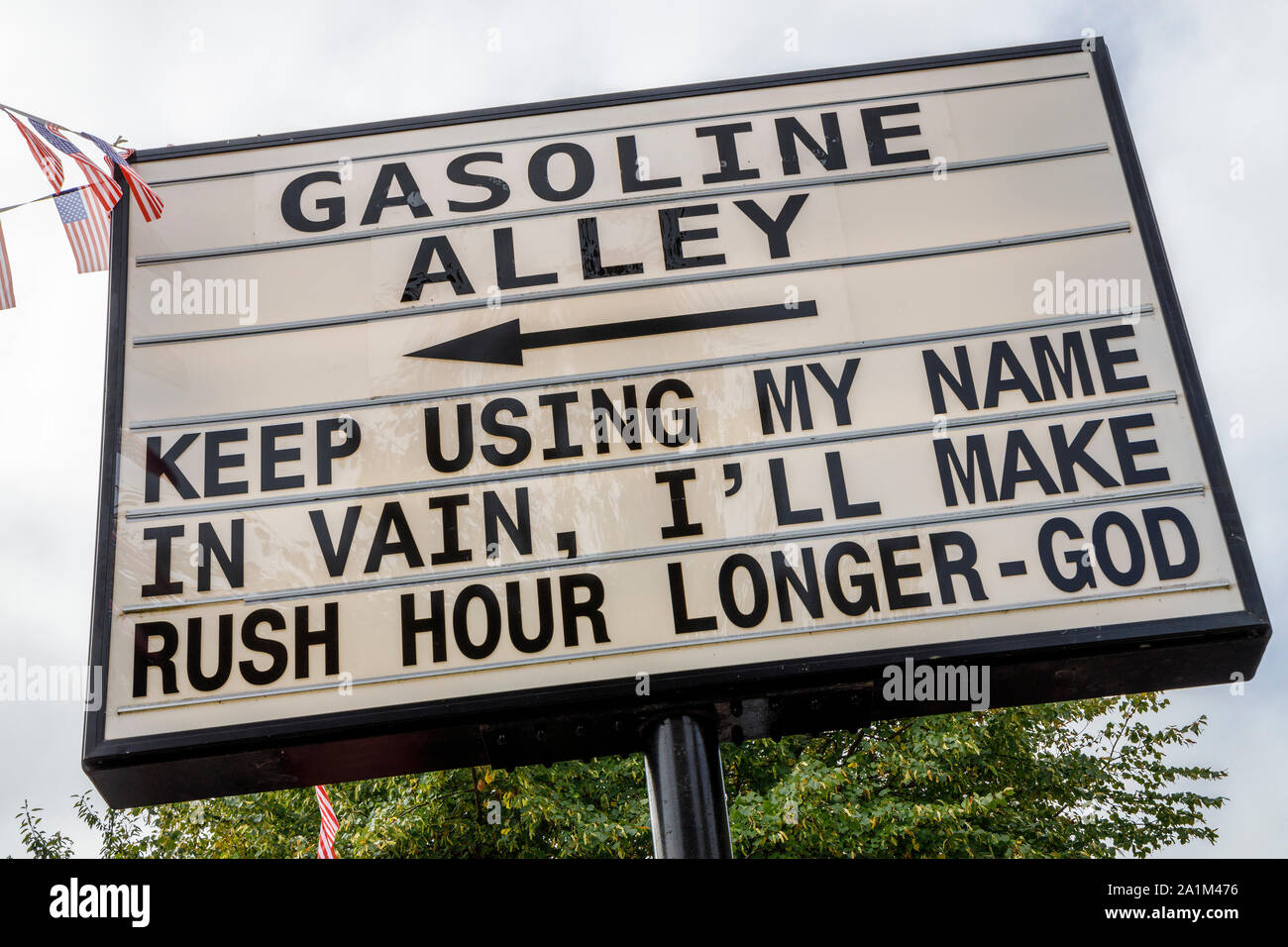 Der Gasoline Alley Schild am 2019 Goodwood Revival, Sussex, UK. Stockfoto