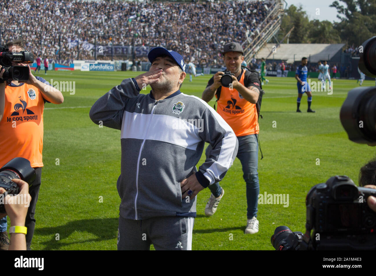 Buenos Aires, Argentinien - 15. September 2019, den Gruß des Diego Armando Maradona in seinem Debüt als Trainer von Gimnasia y Esgrima de La Plata. Stockfoto