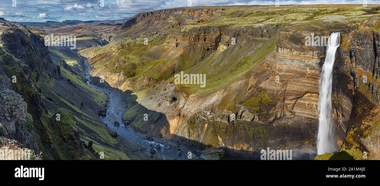 Wasserfall Haifoss und Gorge Panorama im Hochland, Island Stockfoto