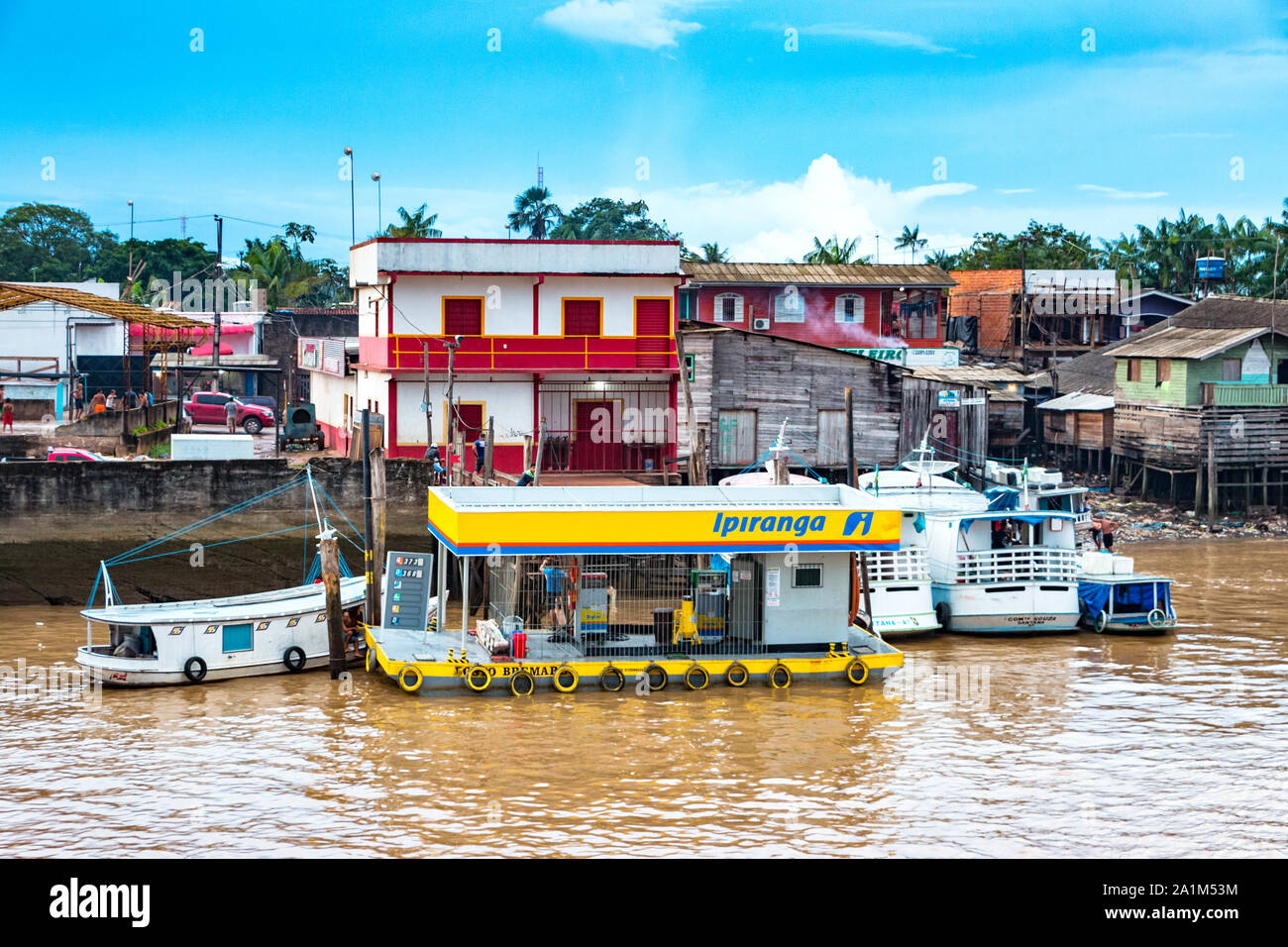 Amazon Riverbank mit Tankstelle in Amapá, Brasilien Stockfoto