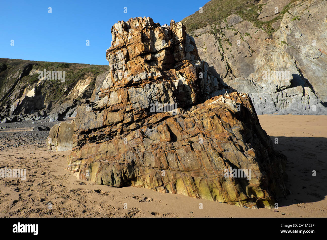 Felsbrocken auf Marloes Sands Beach in Pembrokeshire Wales UK KATHY DEWITT Stockfoto