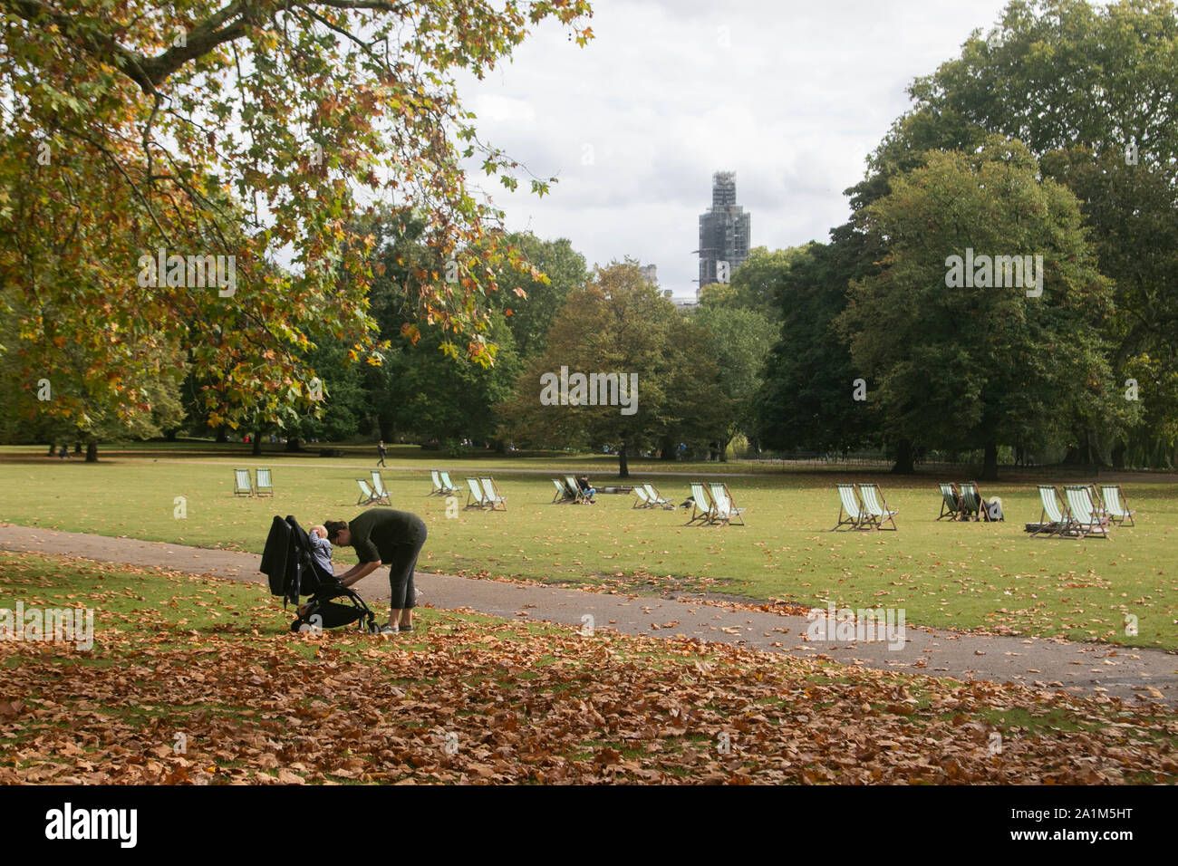 London, Großbritannien. 27 Sep, 2019. Gefallenen Blätter im Herbst bei St. James Park in London. Credit: Amer Ghazzal/SOPA Images/ZUMA Draht/Alamy leben Nachrichten Stockfoto