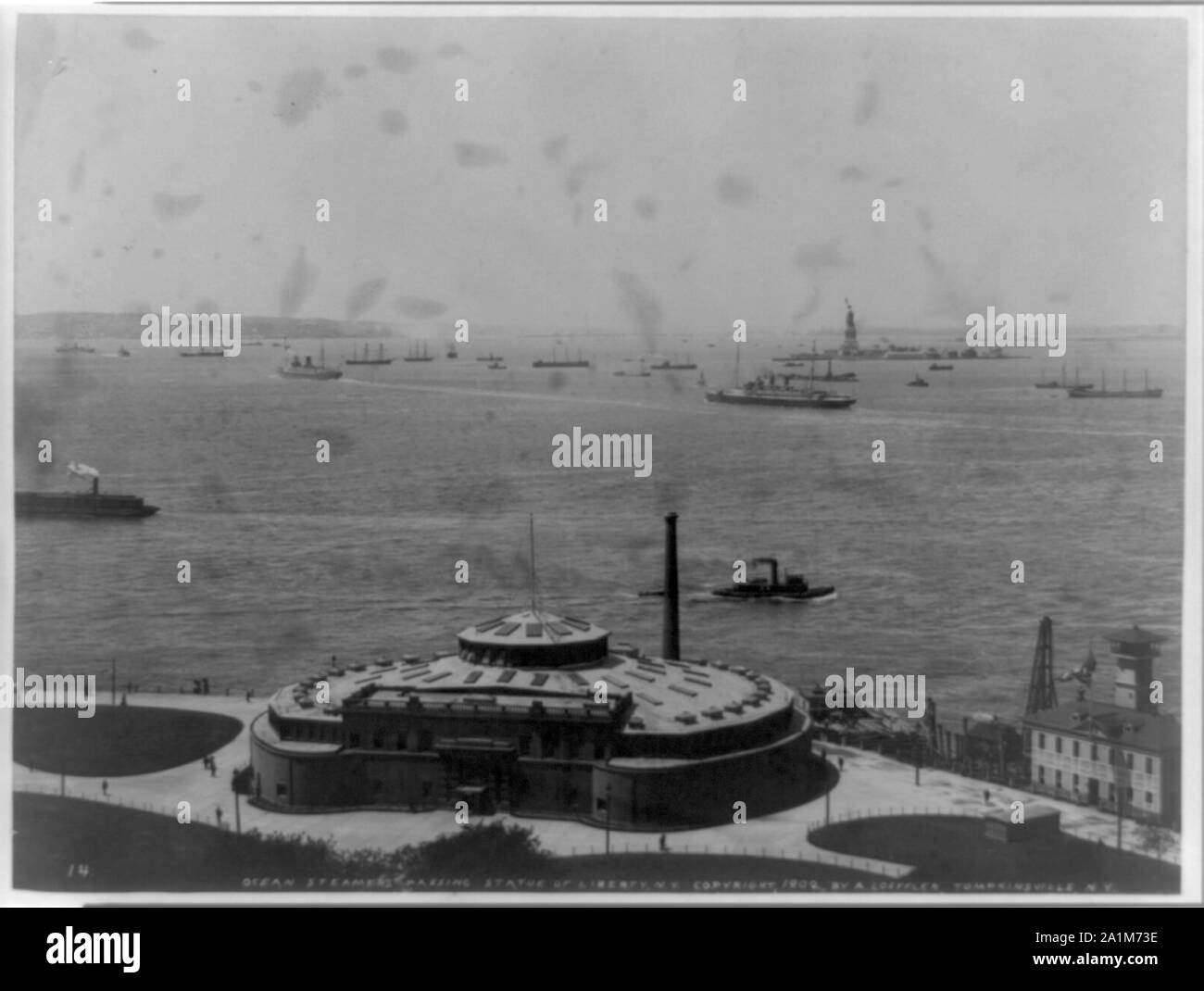 Ozean Dampfer vorbei an der Freiheitsstatue, New York, präsent. Stockfoto