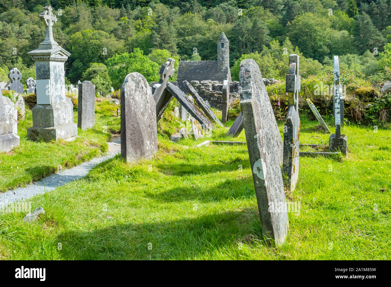 Friedhof von Glendalough mit St. Kevin's Kitchen im Hintergrund in Irland Stockfoto