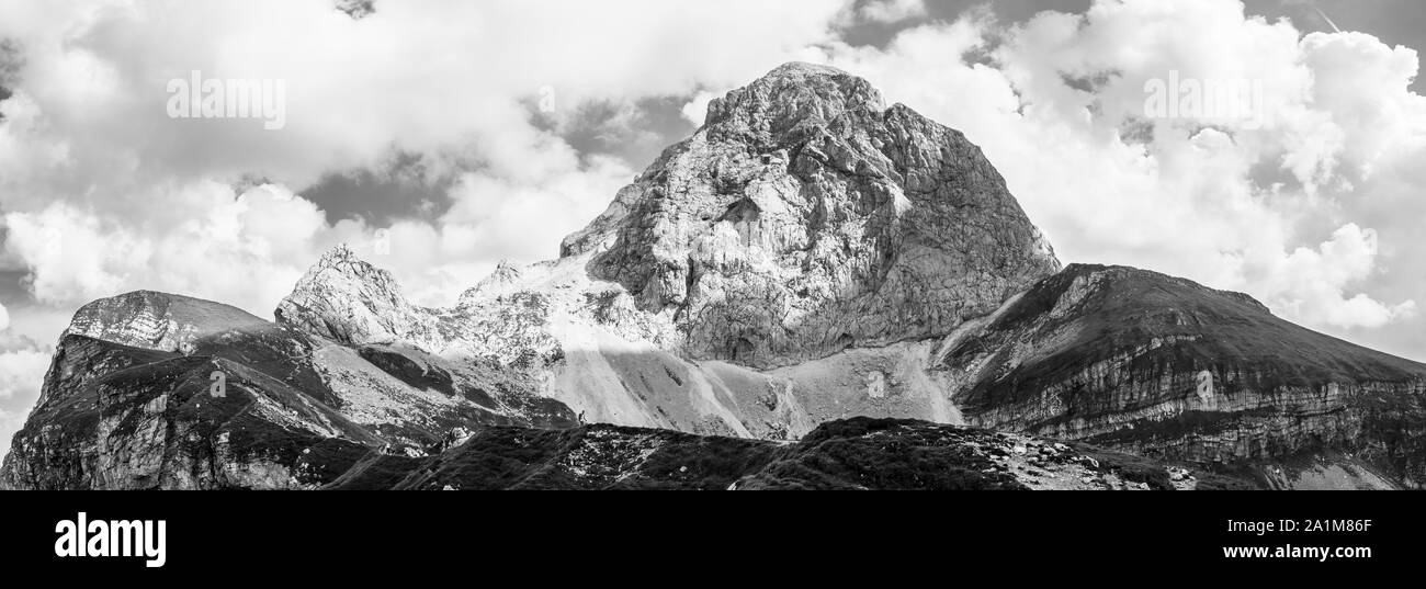 Form der westlichen Wand des Monte Mangart mit Wanderern. Blick von mangart Sattel, Mangartsko sedlo. Grenze zwischen Slowenien und Italien. Europa Stockfoto