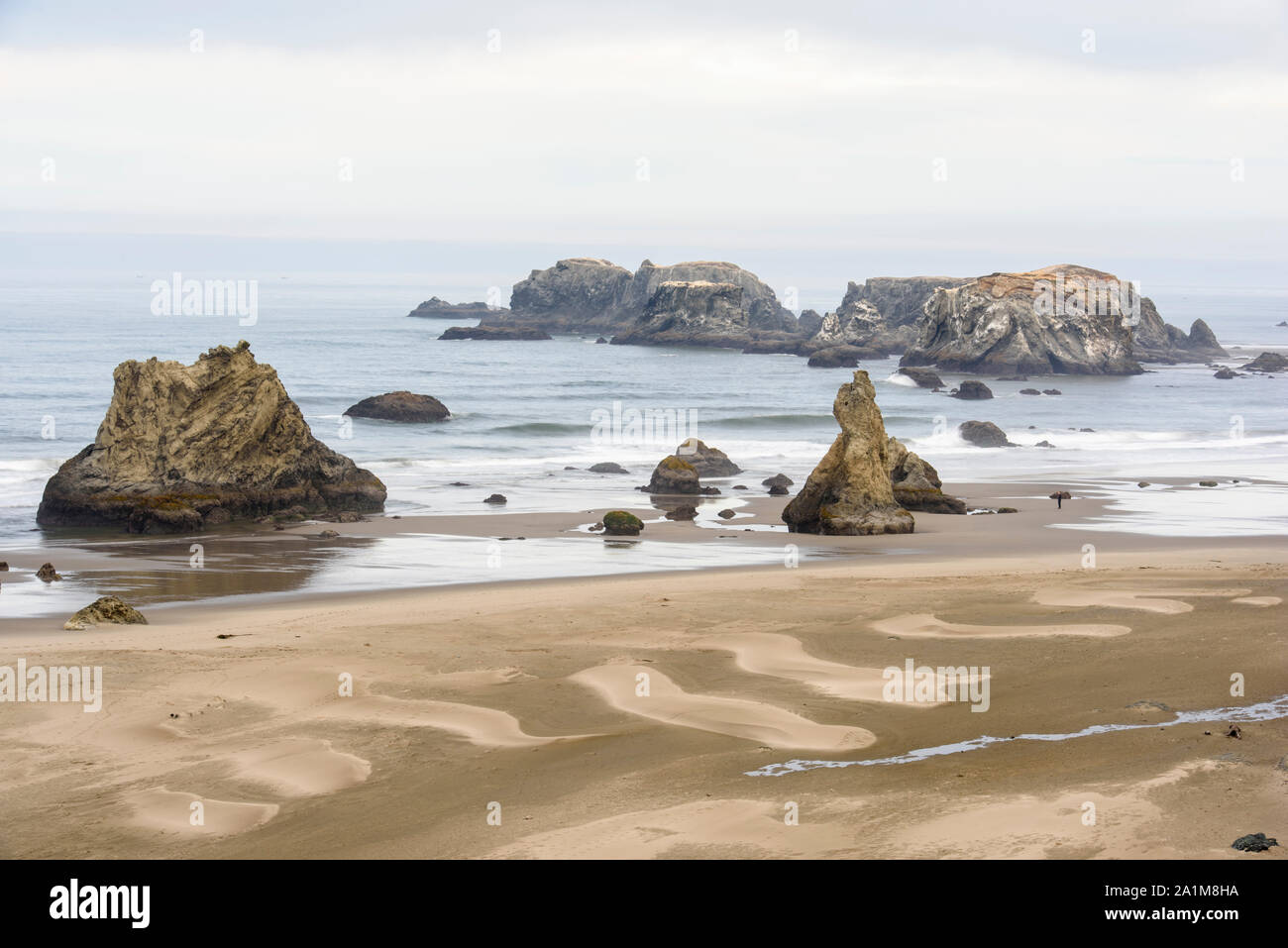 Sea Stacks und sand Muster auf Bandon Strand bei Ebbe, Bandon, Oregon, USA Stockfoto