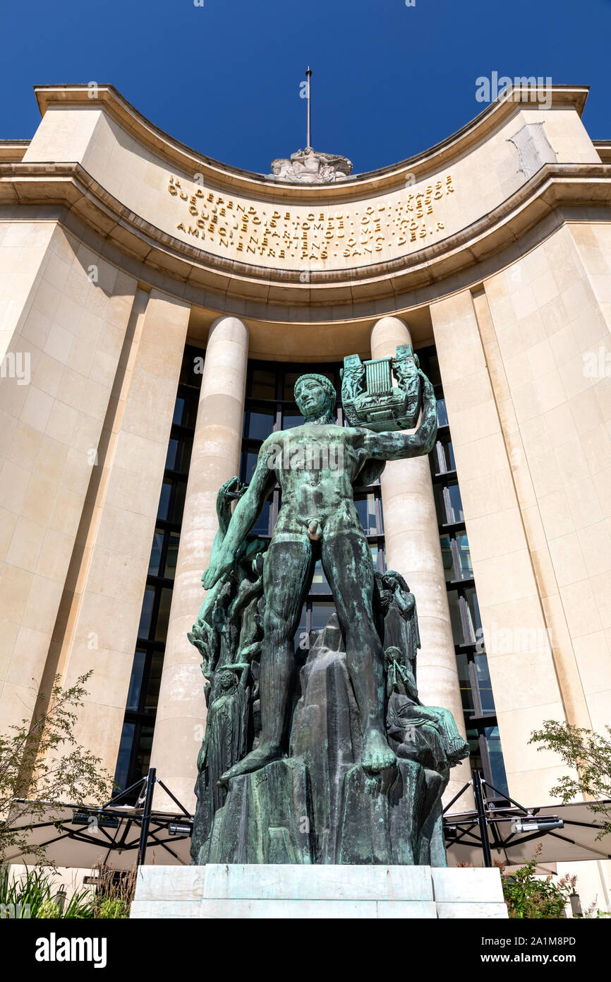 Die Statue von Henri Bouchard, und rief Apollon Musagete (Apollo mit Lyra) außerhalb Chailot Palace in Trocadero, Paris, Frankreich Stockfoto