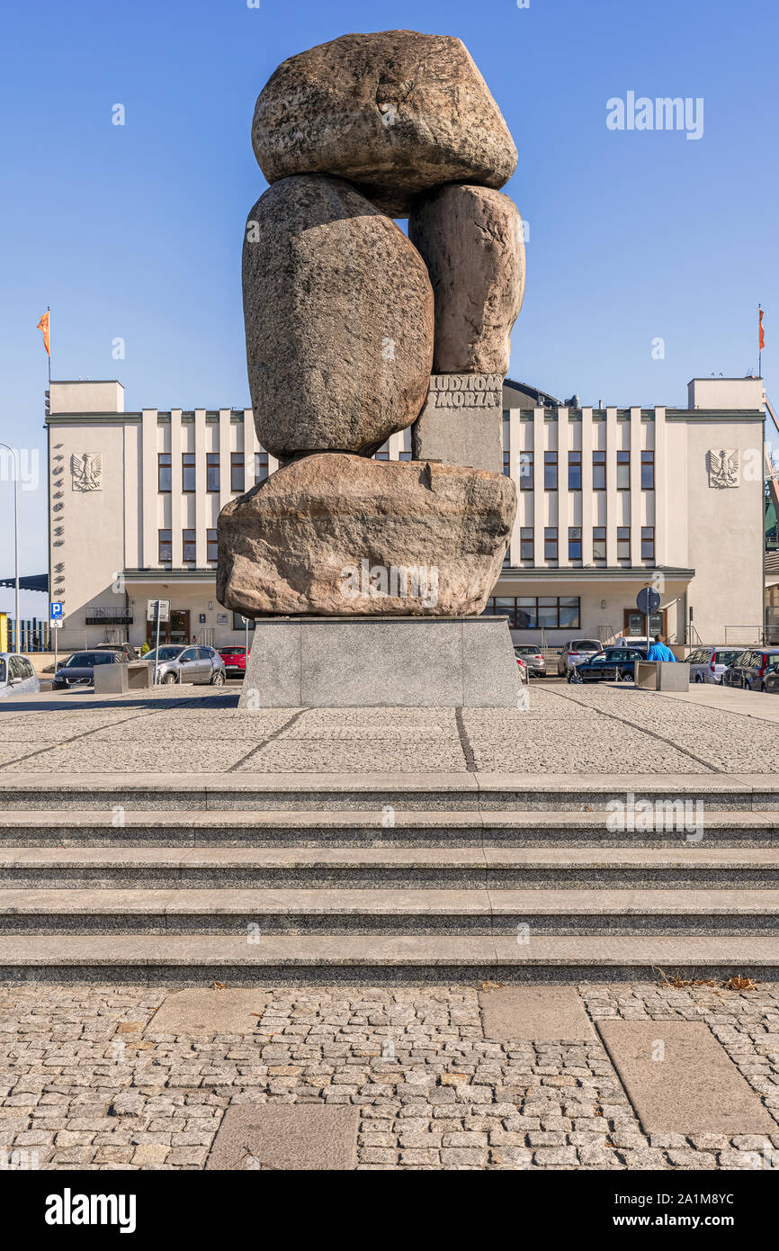 Gdynia, Polen - 24. September 2019: Denkmal für Leute auf dem Meer vor dem historischen Gebäude der Maritime Station, im Hafen von Gdynia zu gehen Stockfoto