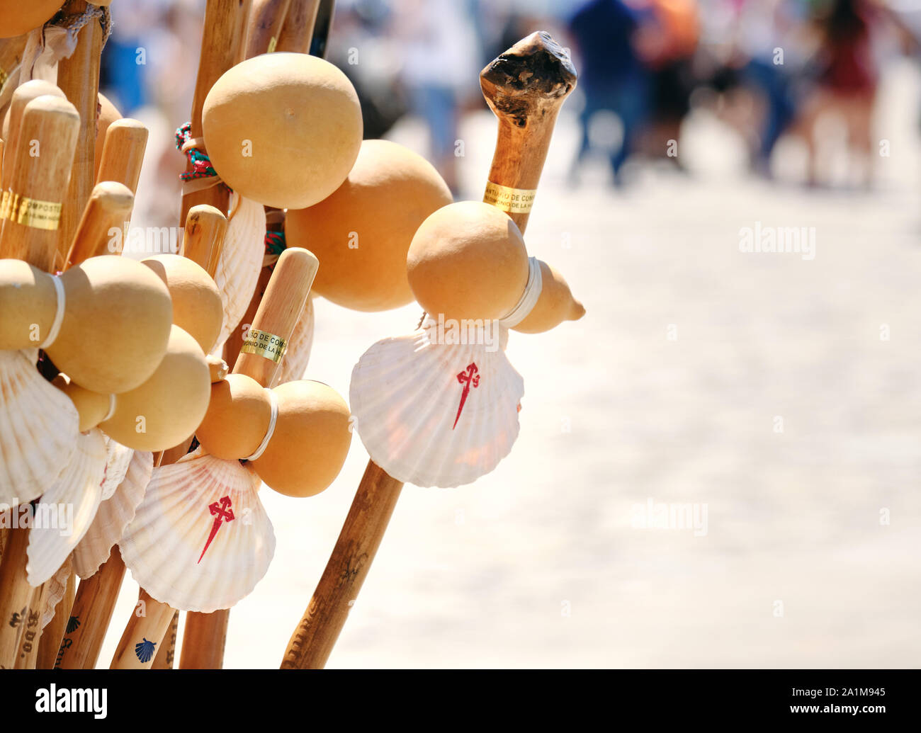 SANTIAGO DE COMPOSTELA, SPANIEN - Juli 2019: Muscheln und Souvenirs für Pilger, die die Pilgerfahrt nach Santiago de Compostela, die spanischen Ziel o Stockfoto