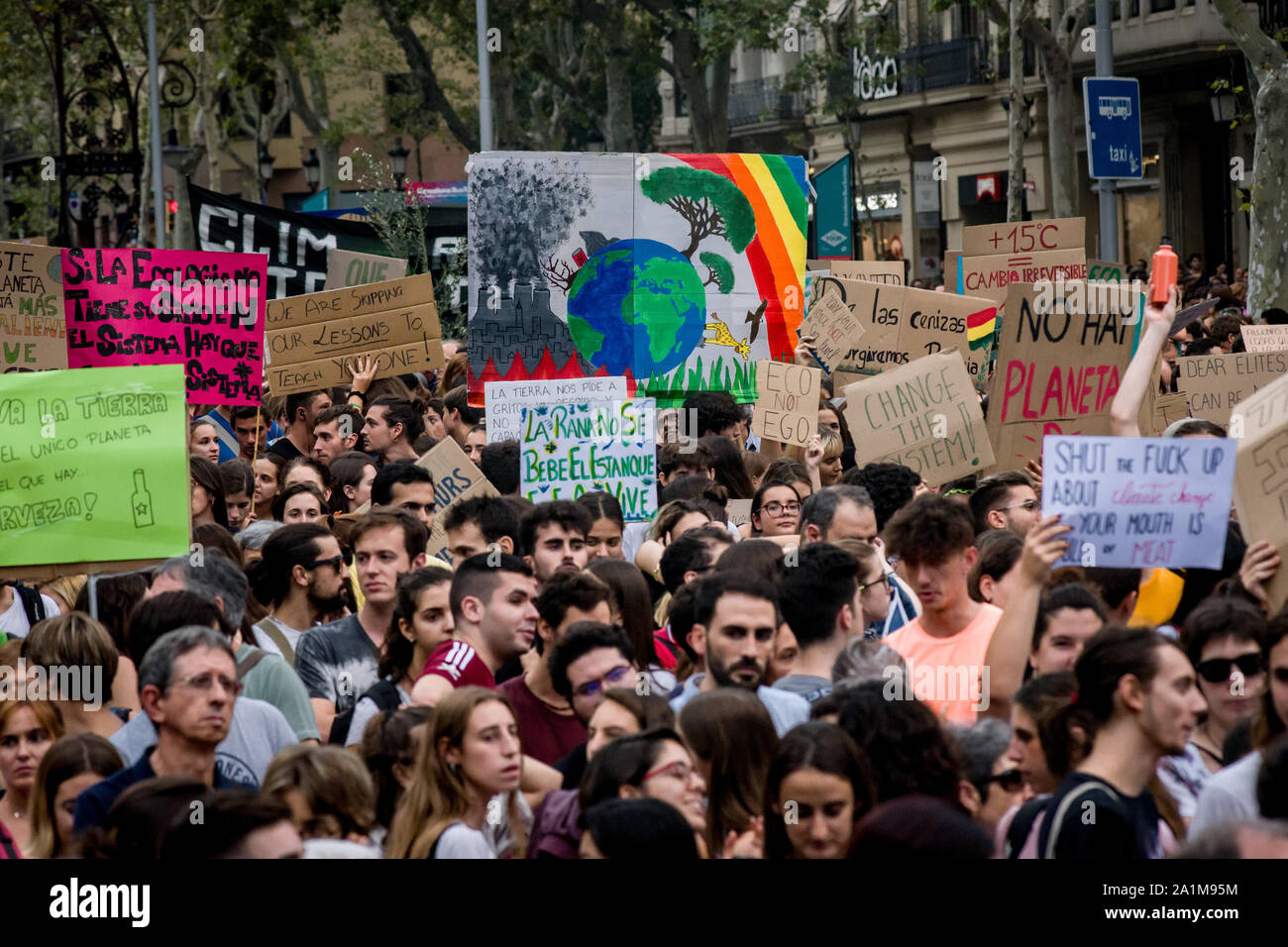 Personen Banner und Shout Slogans, wie sie im März in Barcelona während des Streiks für den Klimawandel als Teil des globalen Klimas. Stockfoto