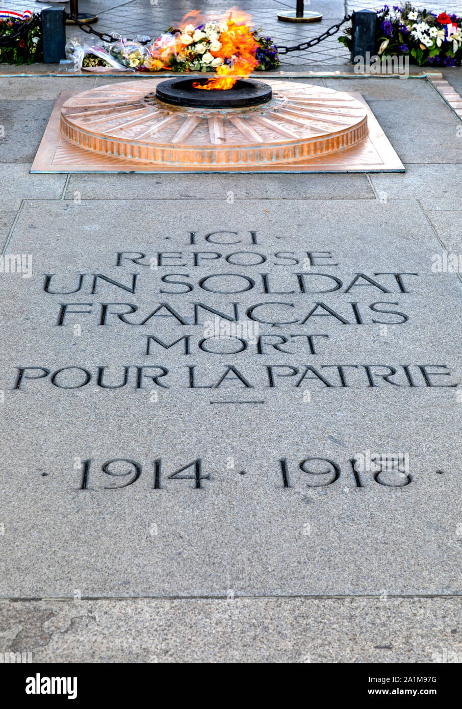 Grabmal des Unbekannten Soldaten die ewige Flamme am Arc de Triomphe, Paris, Frankreich Stockfoto