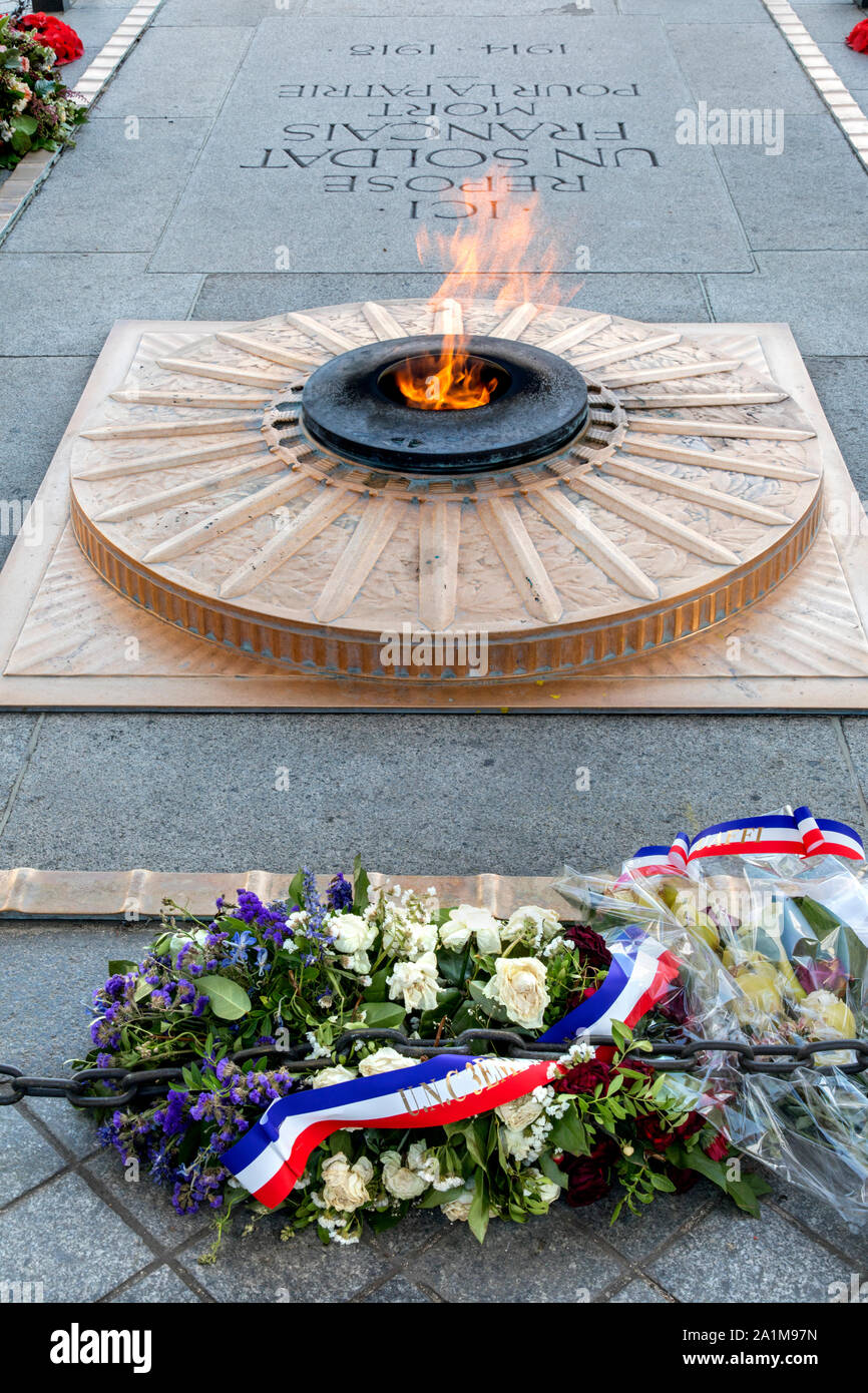 Grabmal des Unbekannten Soldaten die ewige Flamme am Arc de Triomphe, Paris, Frankreich Stockfoto