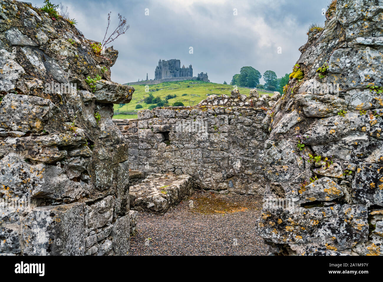 Der Rock Of Cashel, Irland wie aus dem 13. Jahrhundert Hore Abbey an einem bewölkten Tag gesehen. Stockfoto