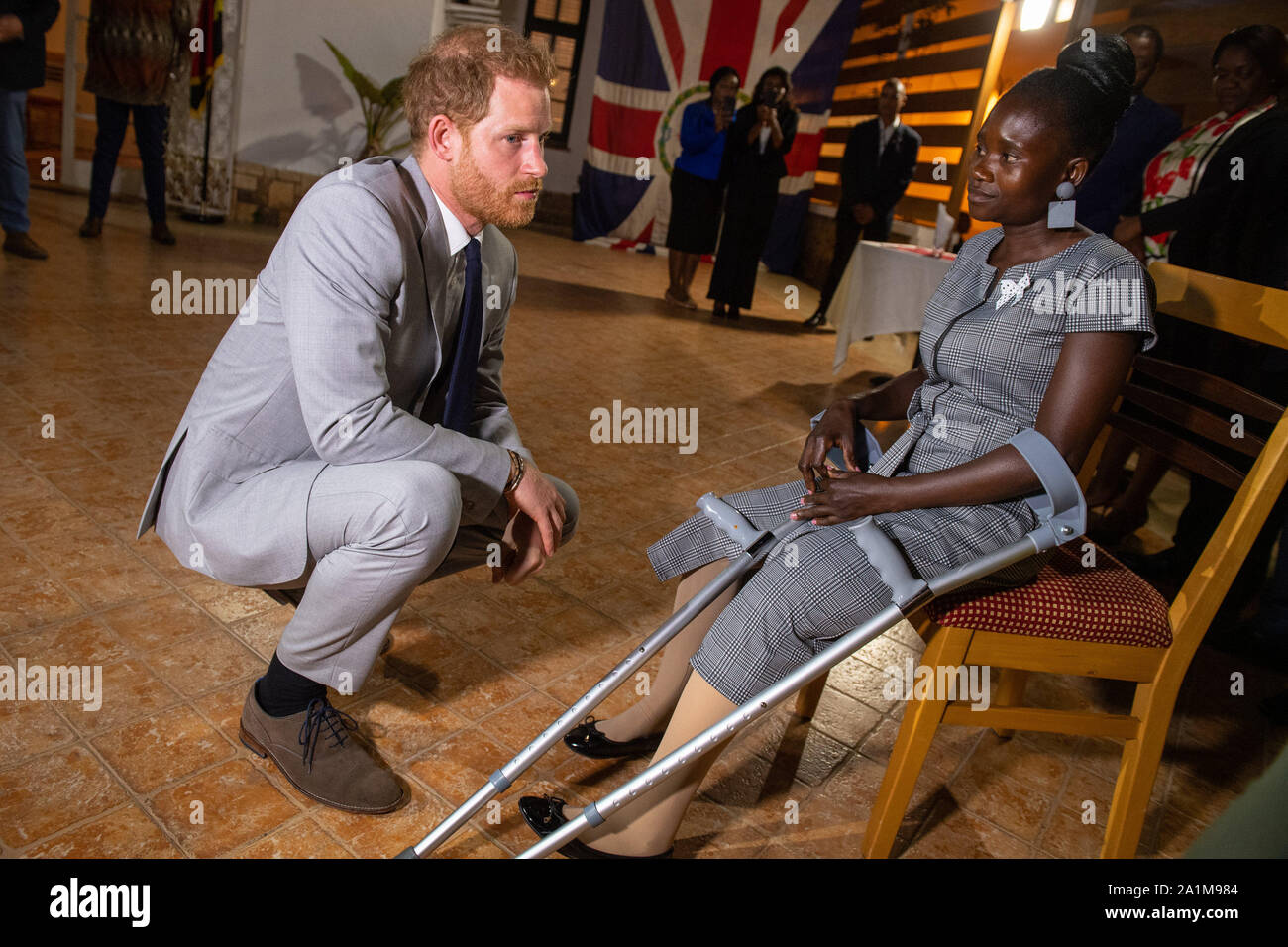 Der Herzog von Sussex erfüllt landmine Opfer Sandra Tigica, der Prinzessin Diana bei ihrem Besuch in Angola 1997 Met, während einer Aufnahme an den britischen Botschafter in Luanda, Angola, an Tag 5 der Royal Tour durch Afrika. Stockfoto