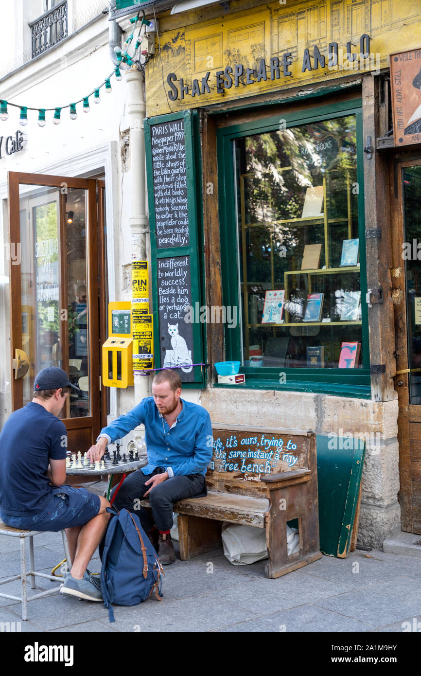 Brust Spieler außerhalb des Shakespeare und Company Book Shop, Paris, Frankreich. Stockfoto