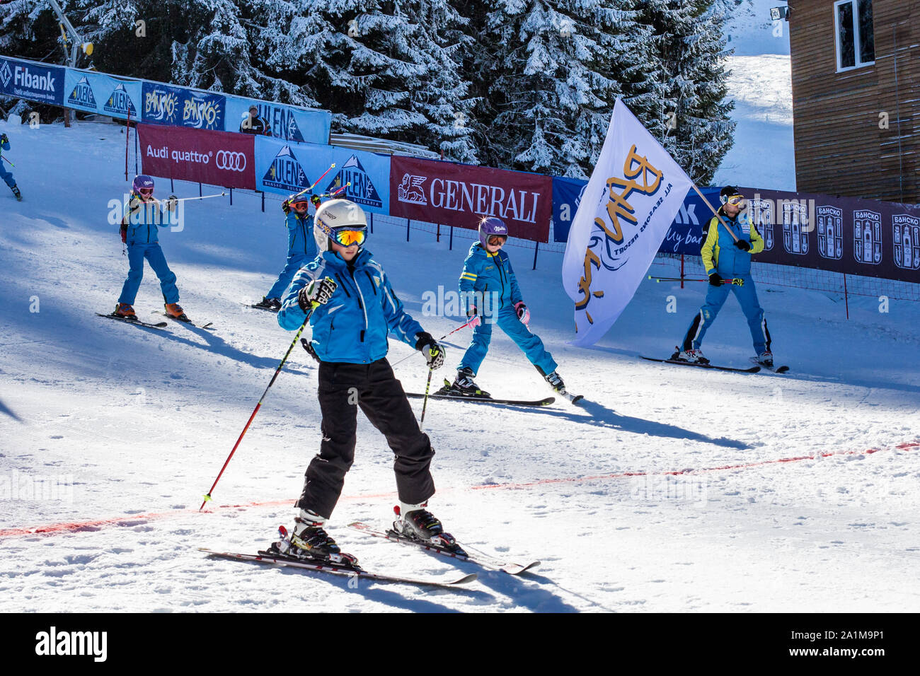 Bansko, Bulgarien - Dezember, 12, 2015: Eröffnung neuer Ski Saison 2015-2016 in Bansko, Bulgarien. Junge Skifahrer am Hang Stockfoto