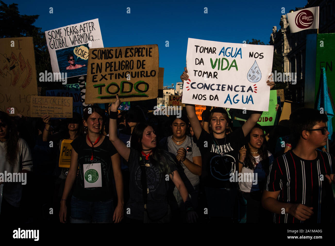 Madrid, Spanien. 27 September, 2019. Die Leute protestieren mit Plakaten anspruchsvolle Umweltpolitik während einer globalen Klima Streik Demonstration am Ende des globalen Klimawandels Woche. Credit: Marcos del Mazo/Alamy leben Nachrichten Stockfoto