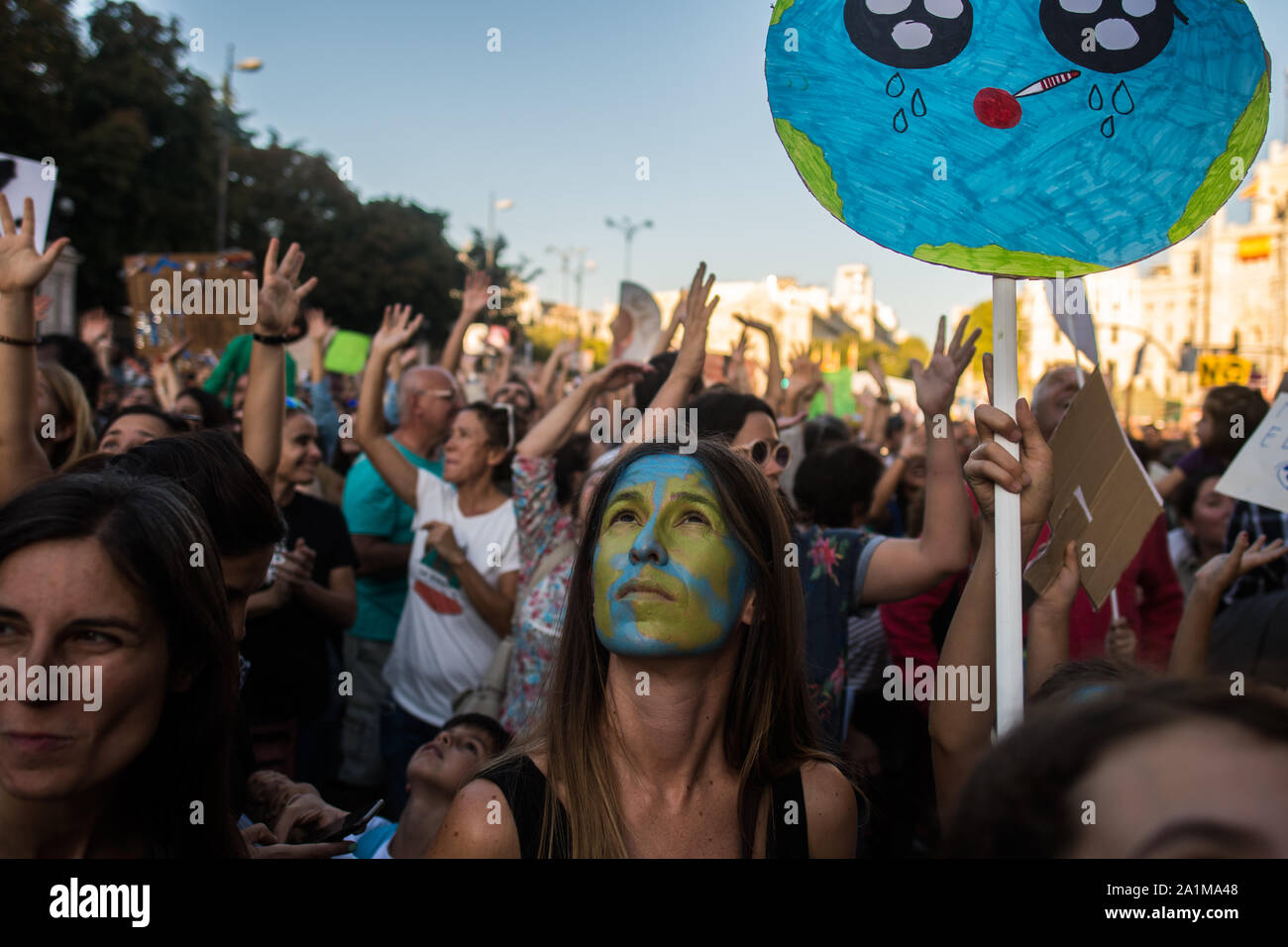 Madrid, Spanien. 27 September, 2019. Eine Frau mit ihrem Gesicht, als die Erde während einer globalen Klima Streik Demonstration am Ende des globalen Klimawandels Woche gemalt. Credit: Marcos del Mazo/Alamy leben Nachrichten Stockfoto