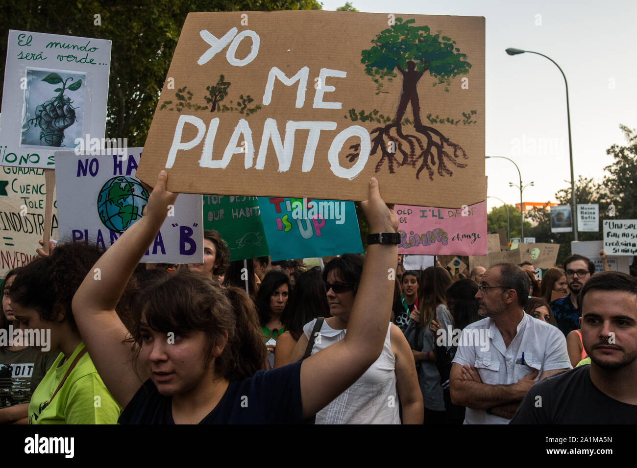 Madrid, Spanien. 27 September, 2019. Eine Frau während einer globalen Klima Streik Demonstration am Ende des globalen Klimawandels Woche protestieren. Credit: Marcos del Mazo/Alamy leben Nachrichten Stockfoto