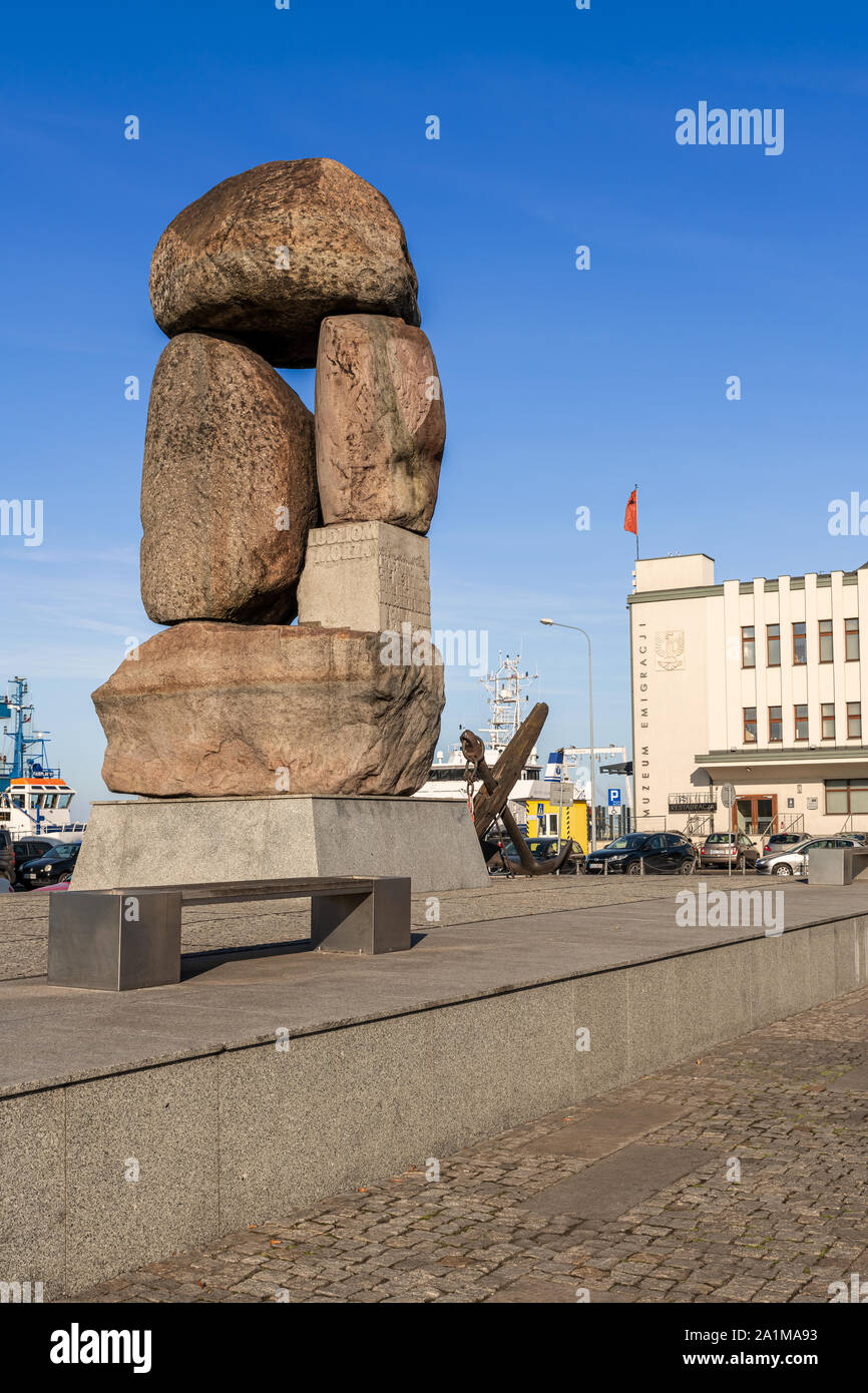 Gdynia, Polen - 24. September 2019: Denkmal für Leute auf dem Meer vor dem historischen Gebäude der Maritime Station, im Hafen von Gdynia zu gehen Stockfoto
