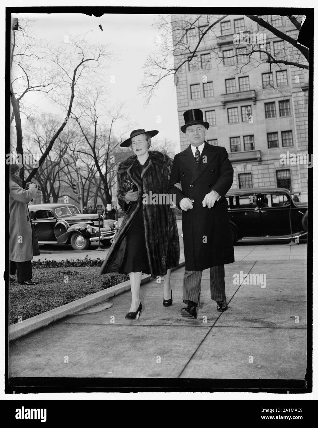 Die Beamten ehren Präsident 7. Jahr im Weißen Haus. Washington, D.C., 4. März Präsident Roosevelt beginnt sein achtes Jahr im Weißen Haus heute. In der Jahrestag seiner Eröffnung der Präsident besucht Dienstleistungen an der St. John's Episcopal Church. Kongressmitglieder, Mitglieder des Kabinetts und intimates trat der Präsident im Gebet. Sekretär des Krieges Harry Woodring und Frau Woodring sind hier dargestellt, wie Sie die Services an Stockfoto