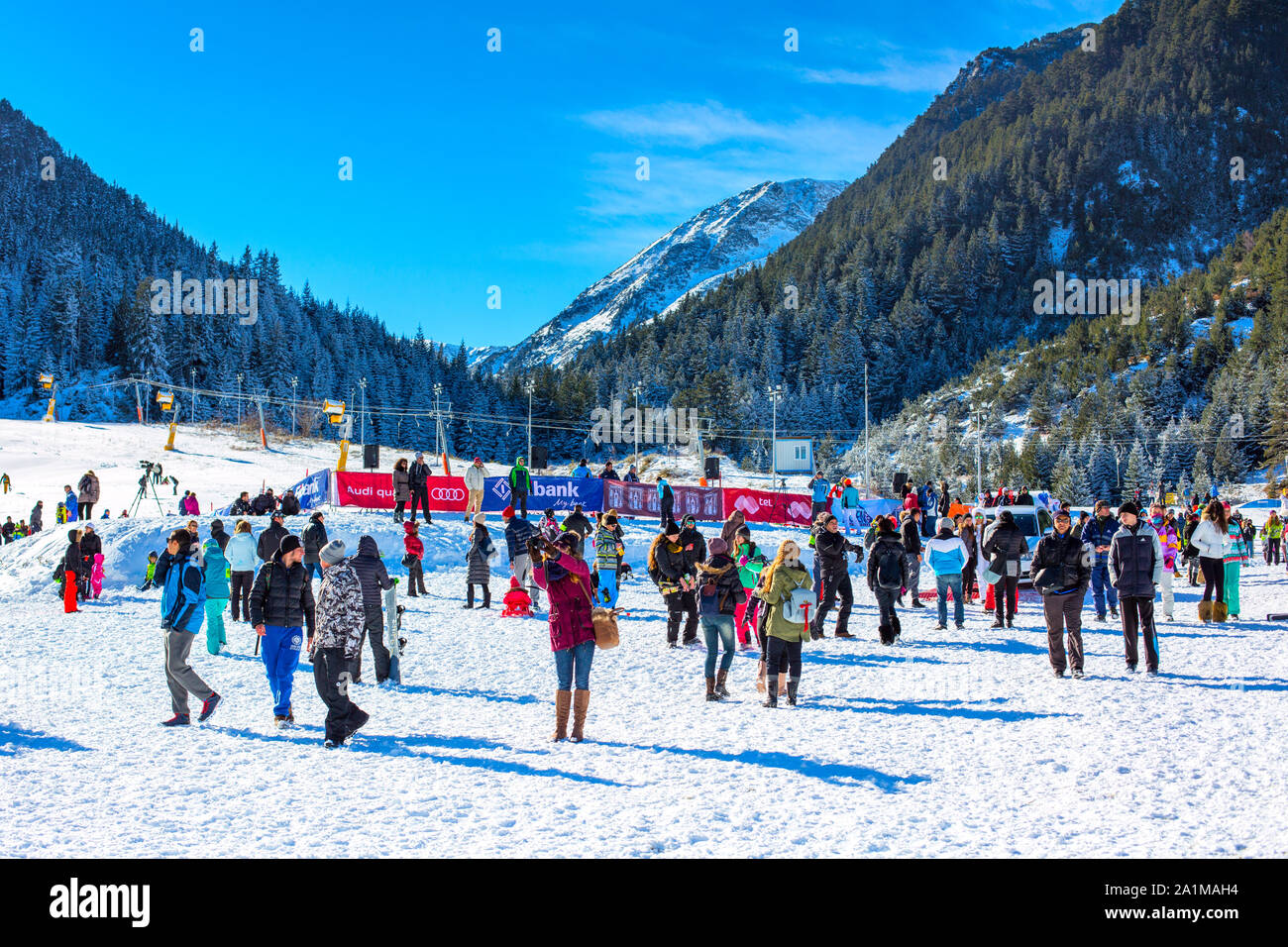Bansko, Bulgarien - Dezember 12, 2015: Skigebiet Bansko, Skipiste mit Menschen wandern und Ski Stockfoto