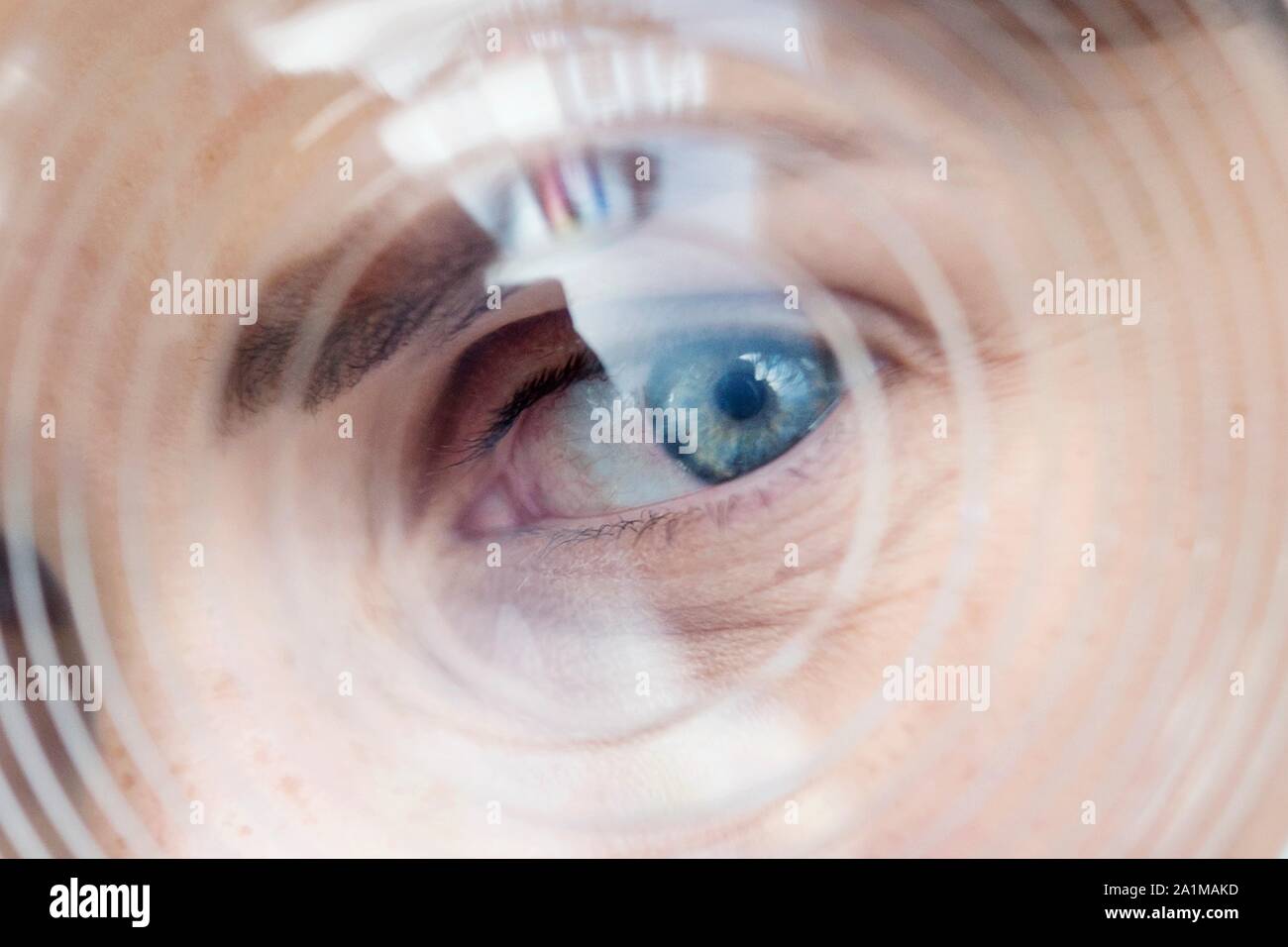 Modell ophthalmologische Objektiv. Frau Suchen durch ein Modell objektiv. Stockfoto
