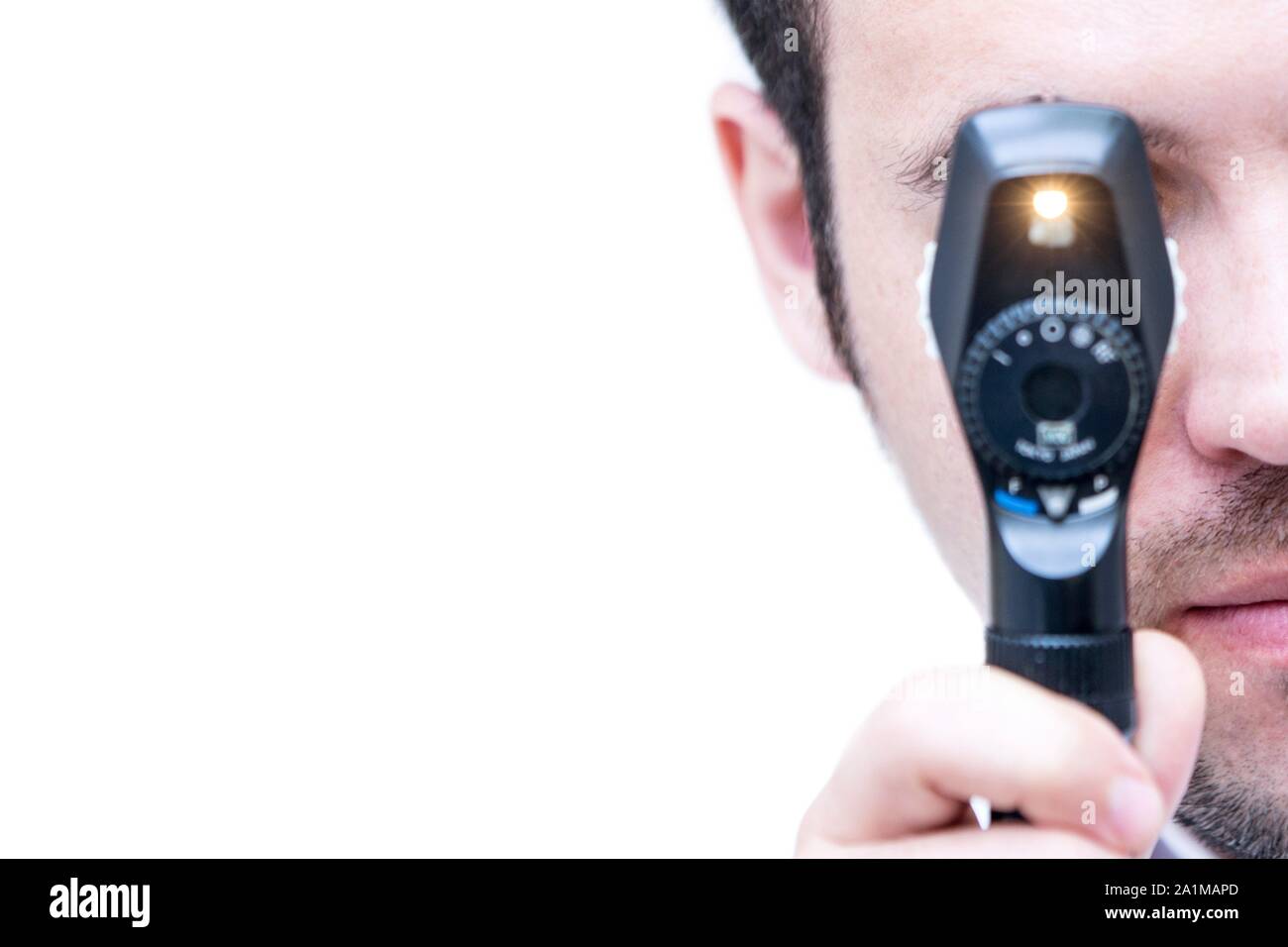 Auge Prüfung. Augenarzt durch einen Ophthalmoscope, Auge des Patienten zu untersuchen. Stockfoto
