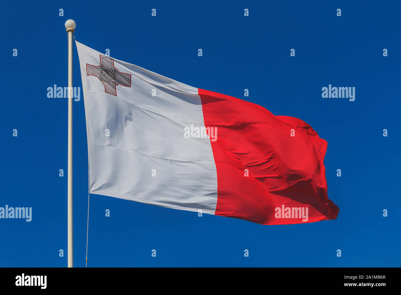 Malta Flagge weht in tiefblauen Himmel Hintergrund Stockfoto