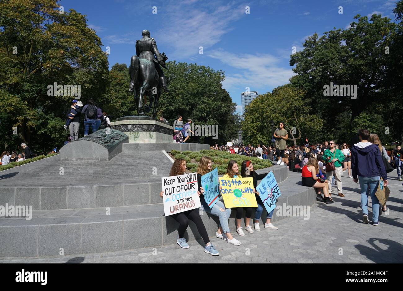 Toronto, Kanada - 27 September 2019: Das Klima Streik zog große Scharen junger Menschen vor der Ontario Parlaments Stockfoto