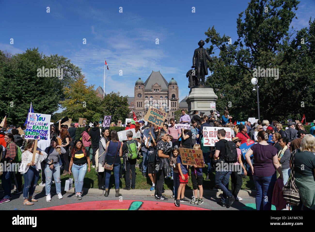 Toronto, Kanada - 27 September 2019: Das Klima Streik zog große Scharen junger Menschen vor der Ontario Parlaments Stockfoto