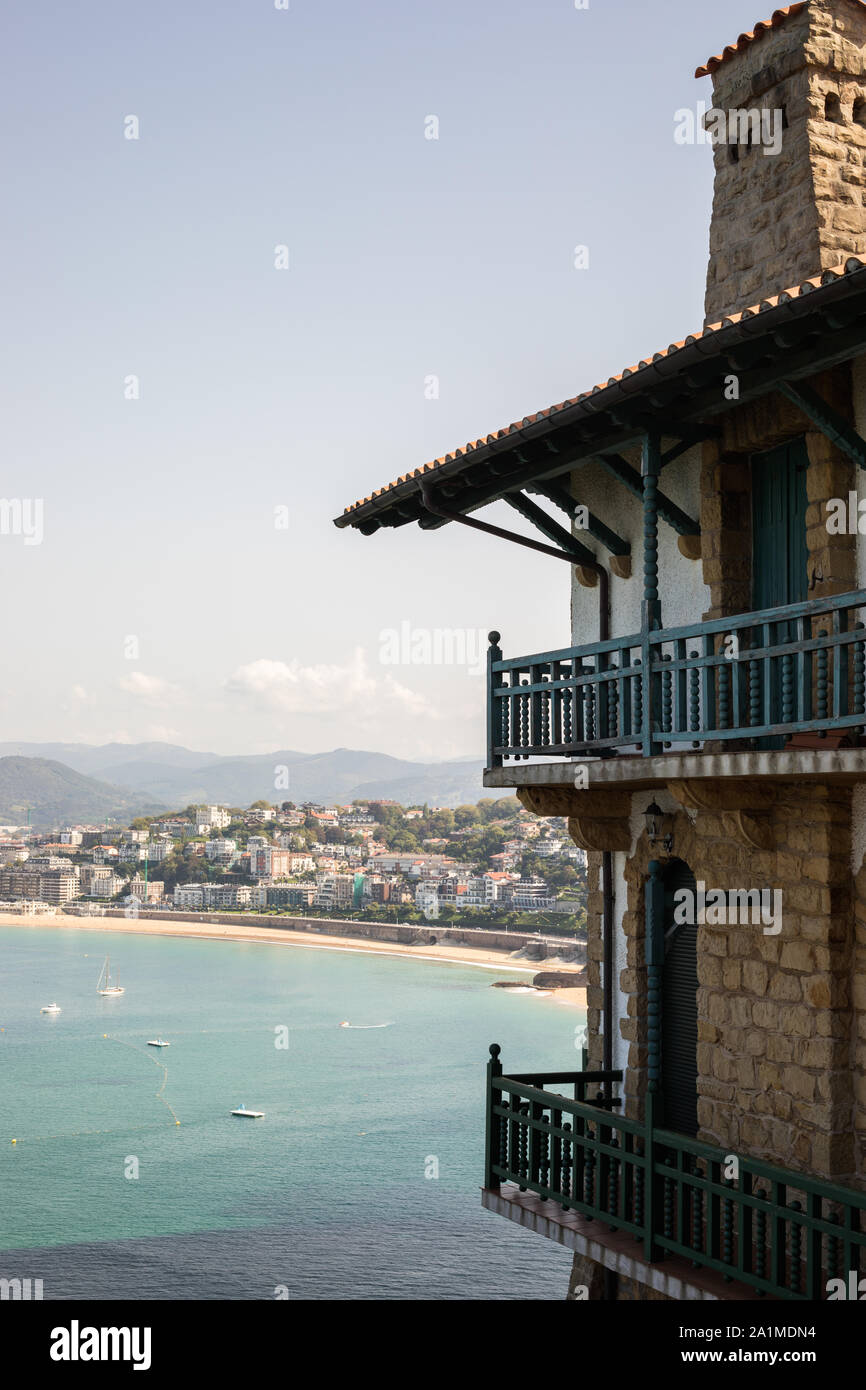 Altes Haus über San Sebastian und seine Bucht suchen. Stockfoto