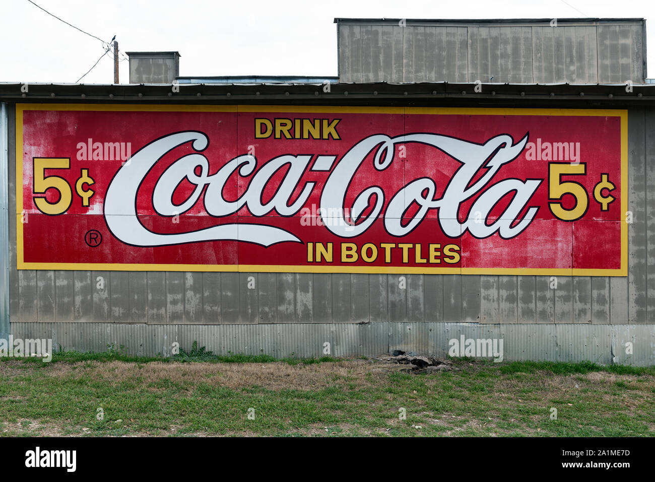 Alte Coca-Cola-Schild an einem Gebäude in Pipe Creek, einer kleinen Gemeinde in Bandera County, Texas Stockfoto