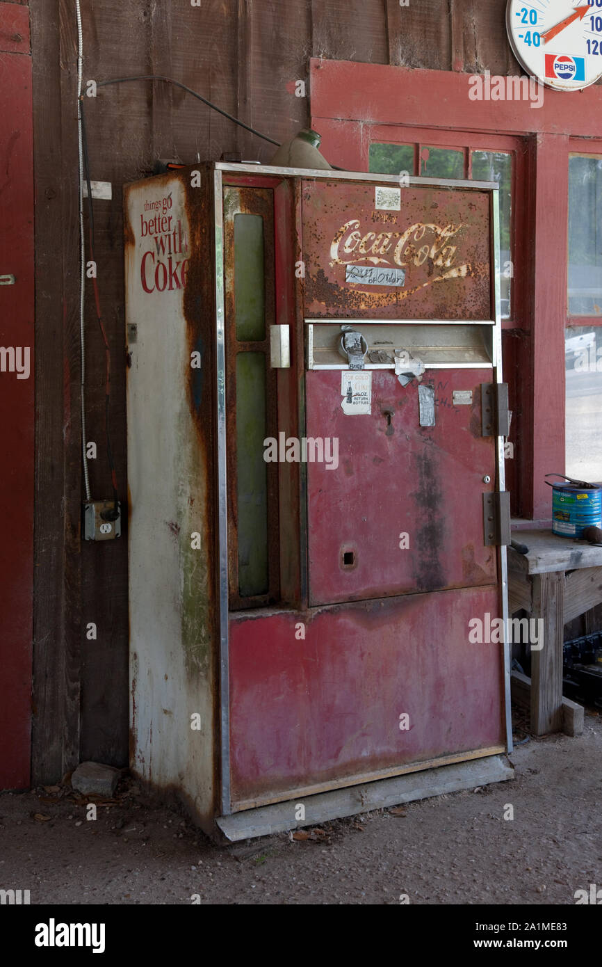 Alte Coca-cola Maschine an einer Tankstelle in historischen Stockton, Alabama Stockfoto