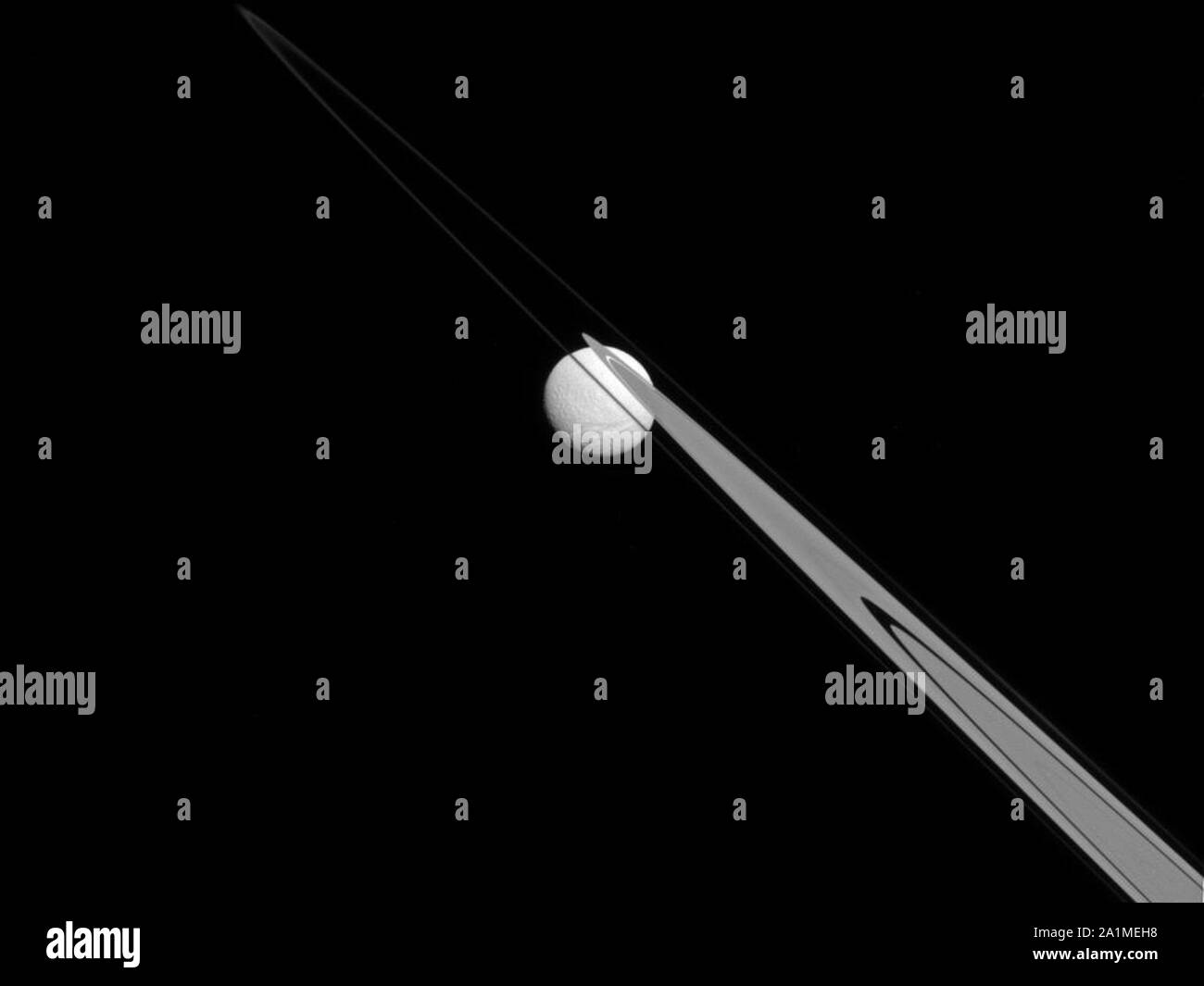 Washington, United States. 27 Sep, 2019. Wie ein Tropfen Tau hängen auf ein Blatt, Tethys erscheint in Saturns A und F Ringe aus dieser Perspektive in diesem 2014 Bild von der Cassini mission stecken geblieben zu sein. In dieser Ansicht sieht in Richtung weisenden Hemisphäre des Saturn Tethys. Norden an Tethys wird gedreht und 43 Grad nach rechts. Das Bild wurde im sichtbaren Licht mit der Raumsonde Cassini narrow-angle Kamera am 14. Juli 2014 entnommen. Credit: NASA/UPI UPI/Alamy leben Nachrichten Stockfoto