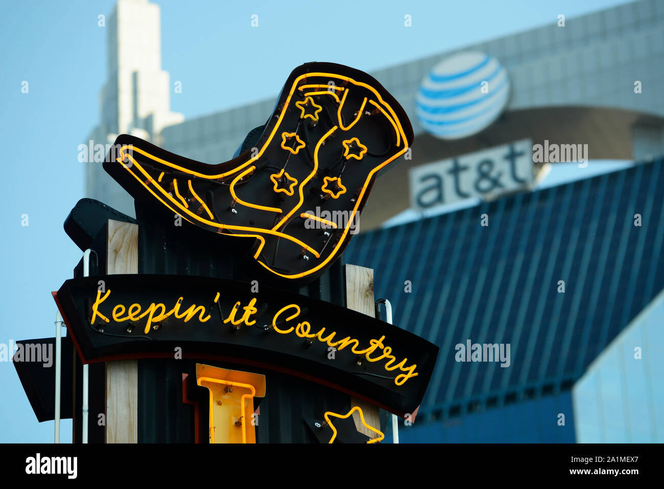 Neon ist eine Country Music Bar Zeichen enthält ein Cowboy Stiefel in Nashville, Tennessee Entertainment District Stockfoto