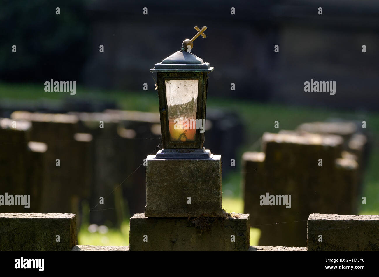 Grab Laterne auf einem Grabstein eines Soldaten Friedhof des zweiten Weltkrieges Stockfoto