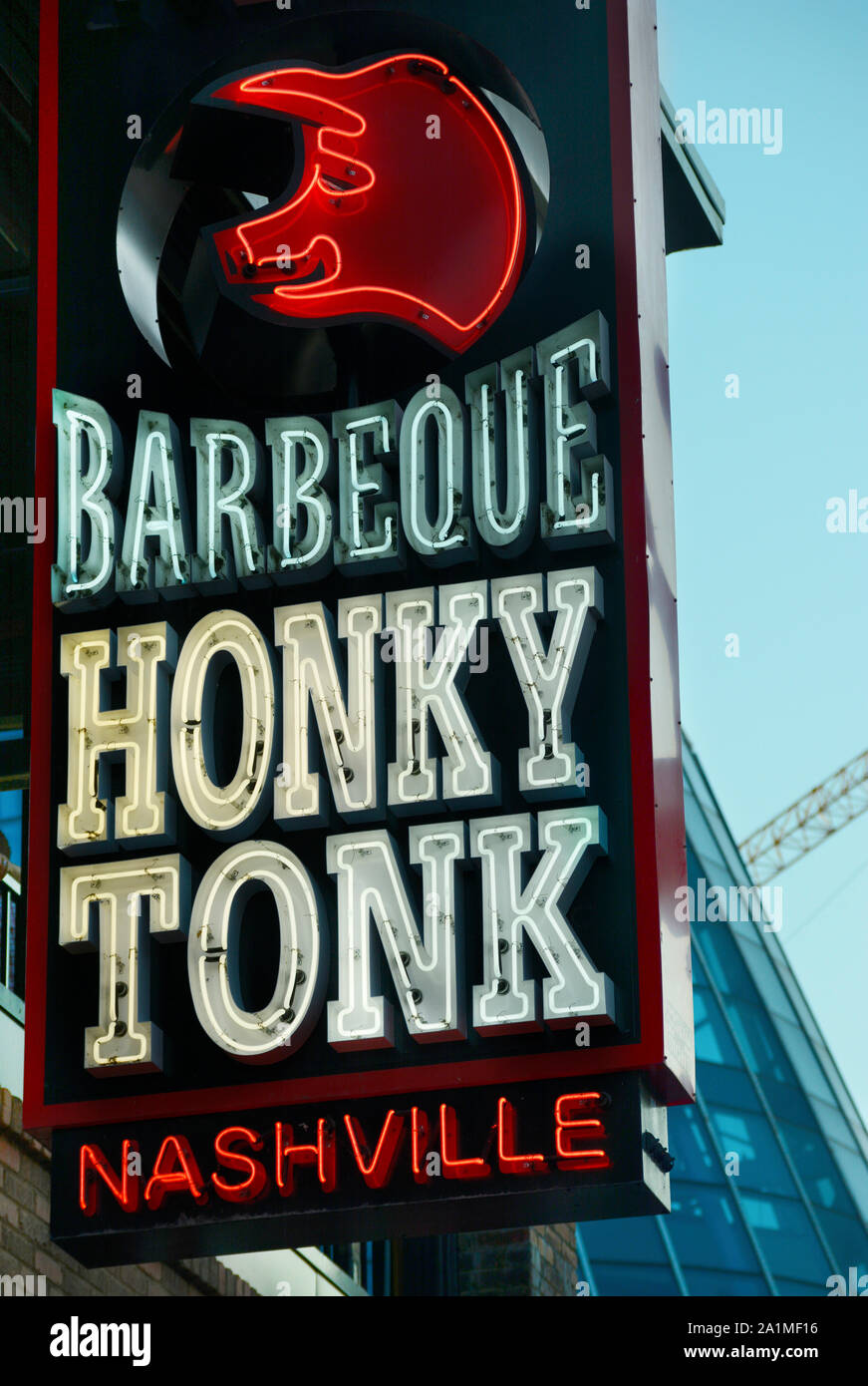 Einer Leuchtreklame in Nashville, Tennessee Entertainment District wirbt mit Grill und Honky Tonk Musik Stockfoto
