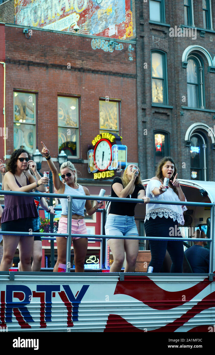 Junge Frauen beim Party Bus den Broadway Street in Nashville, Tennessee wave an Touristen in der Stadt Entertainment District Stockfoto