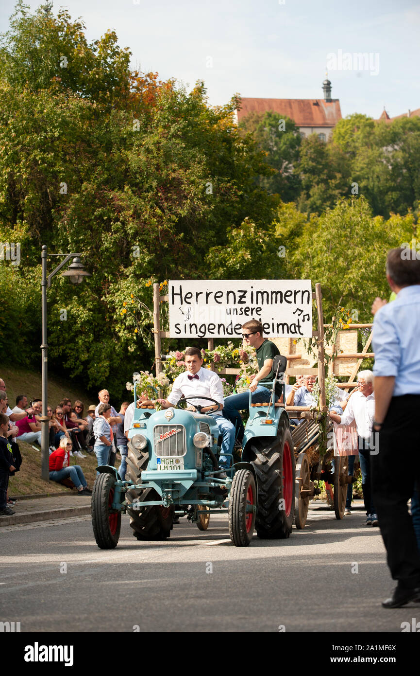 Deutschland, Baden Württemberg, Niederstetten. September 2019. Traditionelle herbstliche Ernte Fest. Dekoriert oldtimer Traktor von Herrenzimmern Stockfoto