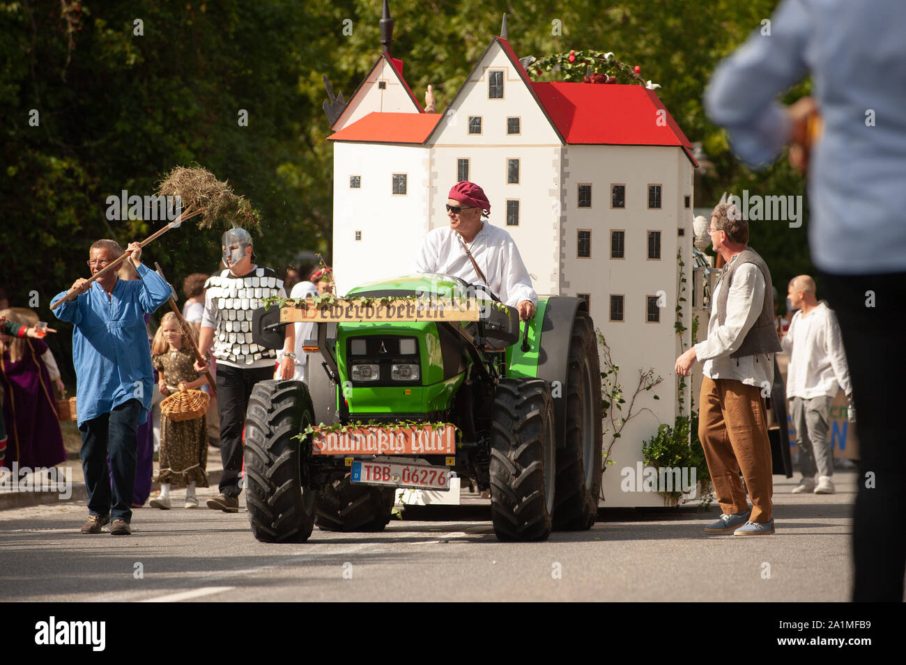 Deutschland, Baden Württemberg, Niederstetten. September 2019. Traditionelle herbstliche Ernte Fest. Dekoriert Traktor mit castl Stockfoto