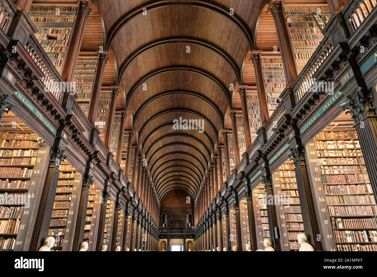 Die langen Raum in der alten Bibliothek des Trinity College in Dublin, Irland. Stockfoto