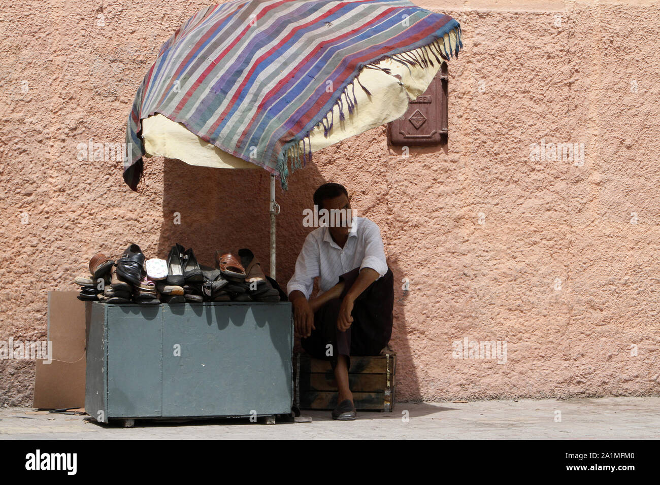 Vendeur de chaussures dans un Souk marocain. Marrakesch. Maroc. Stockfoto