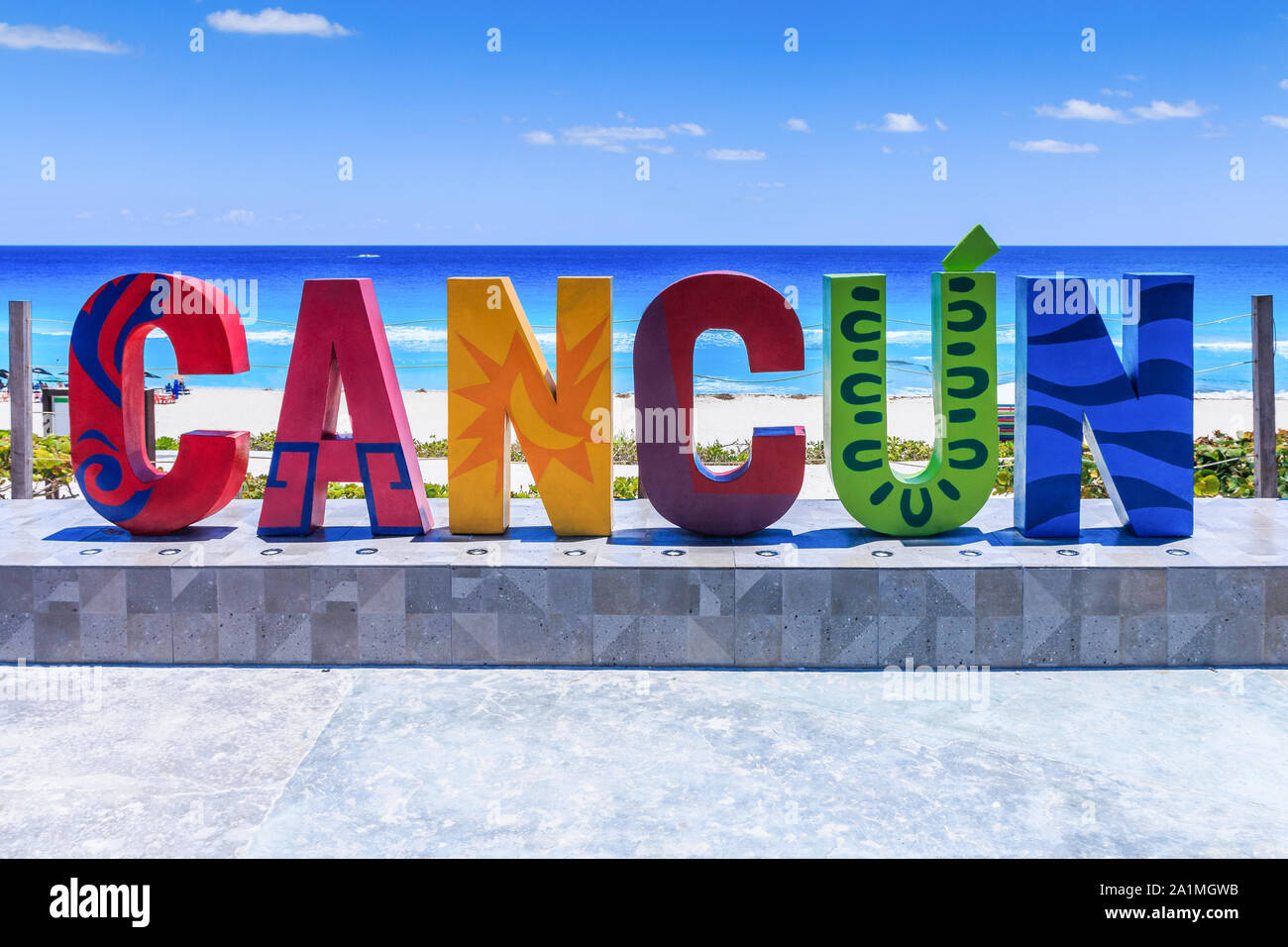 Cancun, Mexiko. Dolphin Beach (Playa Delfines). Resort Stadt unterzeichnen. Stockfoto