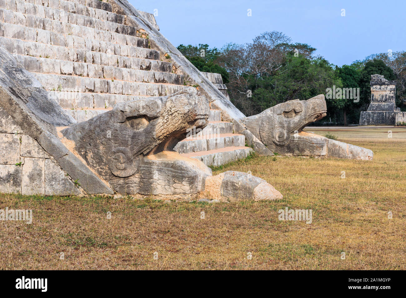 Chichen Itza, Mexiko. Schlange Skulptur an der Basis der Treppen von El Castillo. Stockfoto