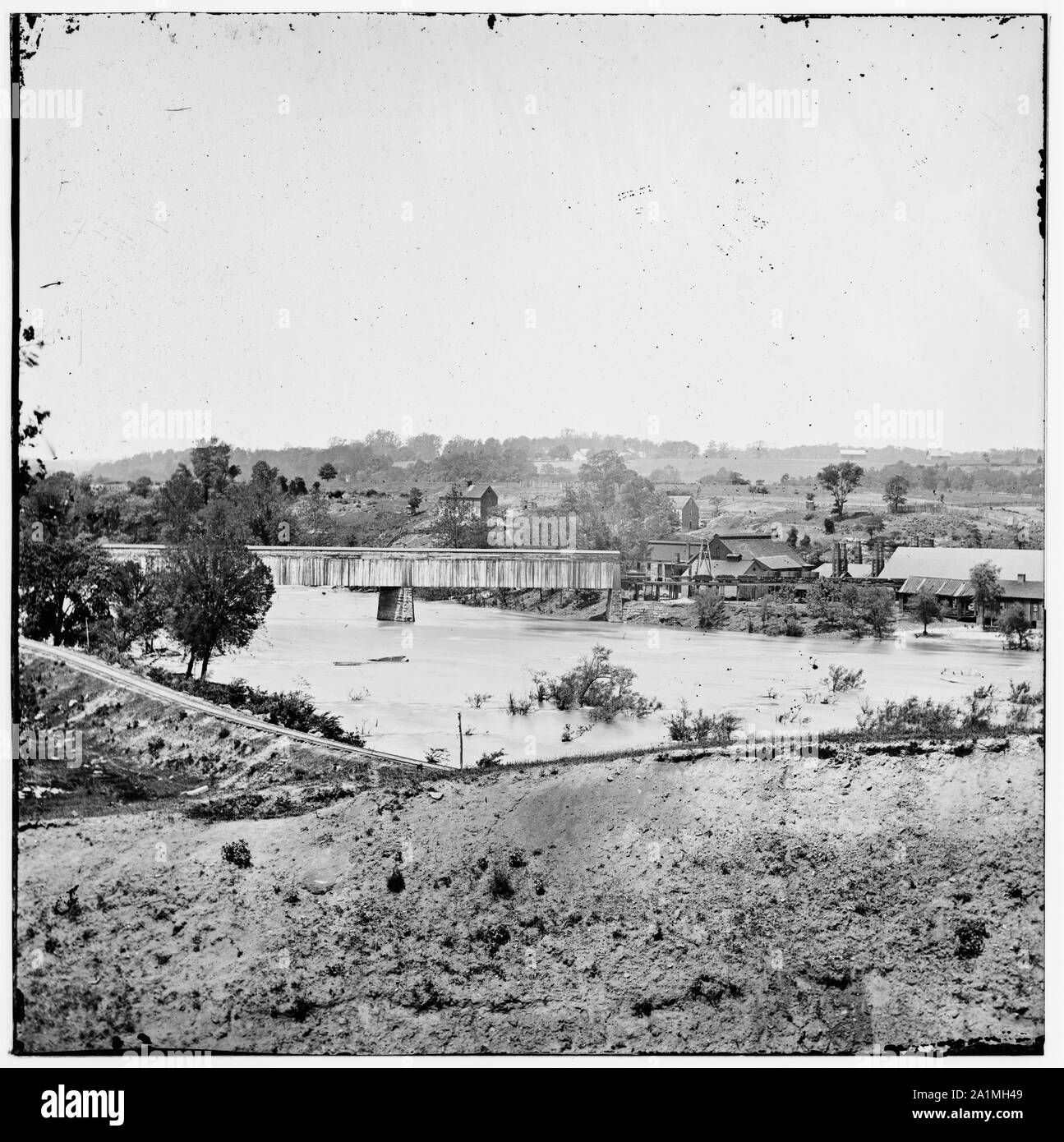 [Richmond, Virginia Railroad Bridge und der alten Herrschaft Eisen- und Nagel arbeitet auf Belle Isle]; Stockfoto