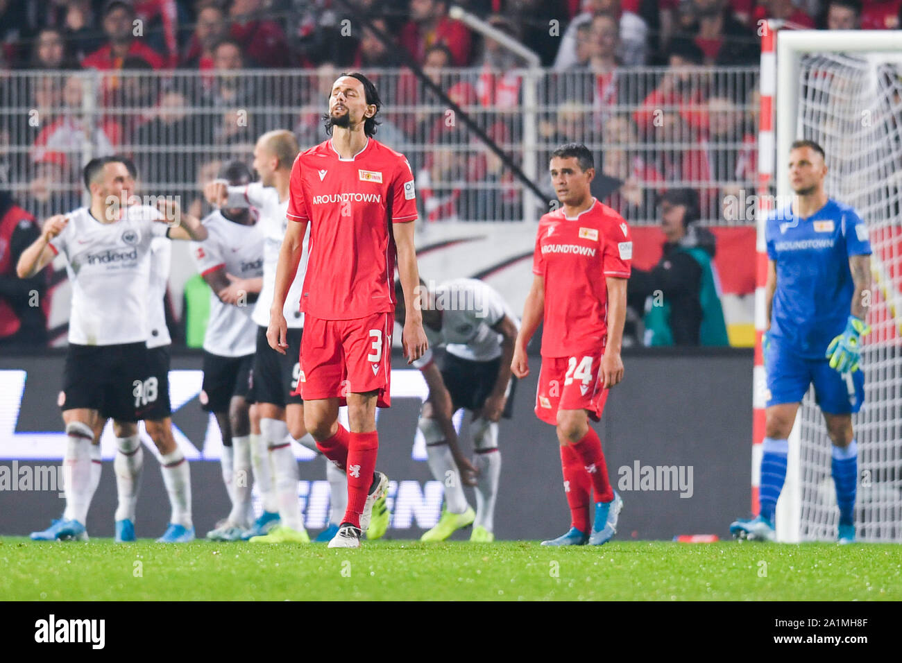 27. September 2019, Berlin: Fussball: 1. Fussballbundesliga, 6. Spieltag 1.FC Union Berlin - Eintracht Frankfurt, an der Alten Försterei Stadion. Neven Subotic (M) der Union Berlin, Manuel Schmiedebach (2. von Rechts) von der Union Berlin und Torwart Rafal Gikiewicz (r) der Union Berlin reagieren im Spiel, im Hintergrund Frankfurt jubelt nach dem Tor zum 0:2. Foto: Tom Weller/dpa - WICHTIGER HINWEIS: In Übereinstimmung mit den Anforderungen der DFL Deutsche Fußball Liga oder der DFB Deutscher Fußball-Bund ist es untersagt, zu verwenden oder verwendet haben Fotos im Stadion und/oder das Spiel in der Form von Se genommen Stockfoto