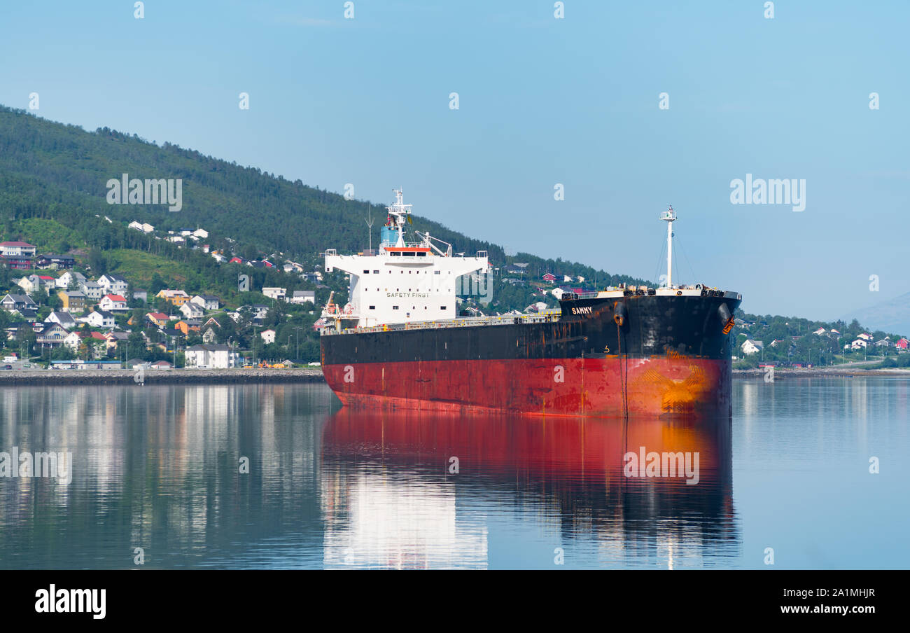 NARVIK, Norwegen - 1 August 2018: Bulk Carrier Sammy, ein Massengutschiff Schiff, im Jahr 2012 erbaute und unter der Flagge von Panama. Stockfoto NARVIK, Norwegen - 1 August 2018: Bulk Carrier Sammy, ein Massengutschiff Schiff, im Jahr 2012 erbaute und unter der Flagge von Panama. Stockfoto