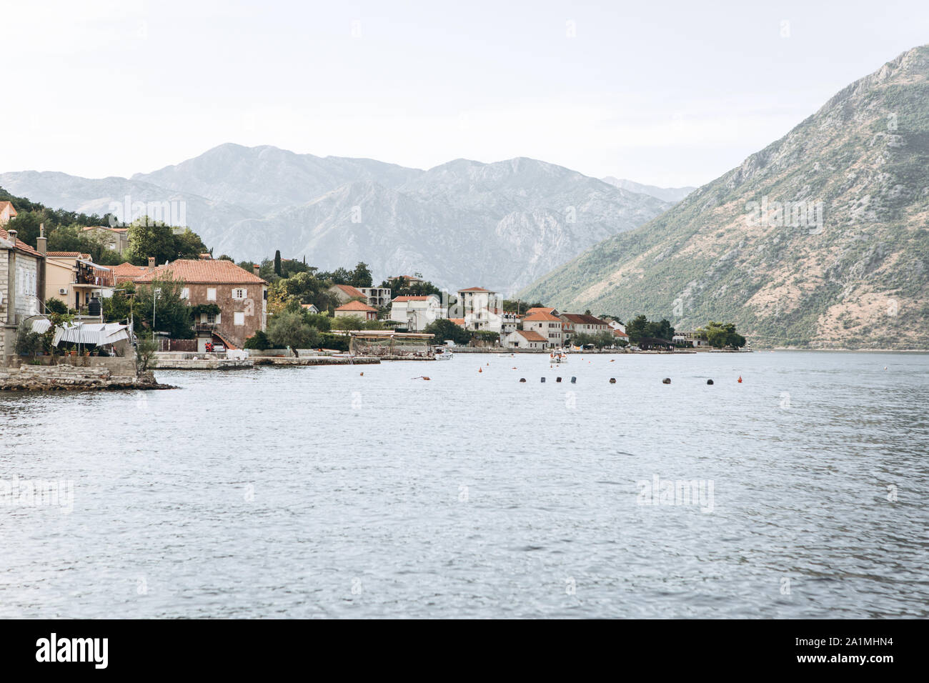 Boko Bucht von Kotor. Schöne Aussicht auf das Meer und die Berge der natürlichen Landschaft und der Küstenstadt in Montenegro. Stockfoto