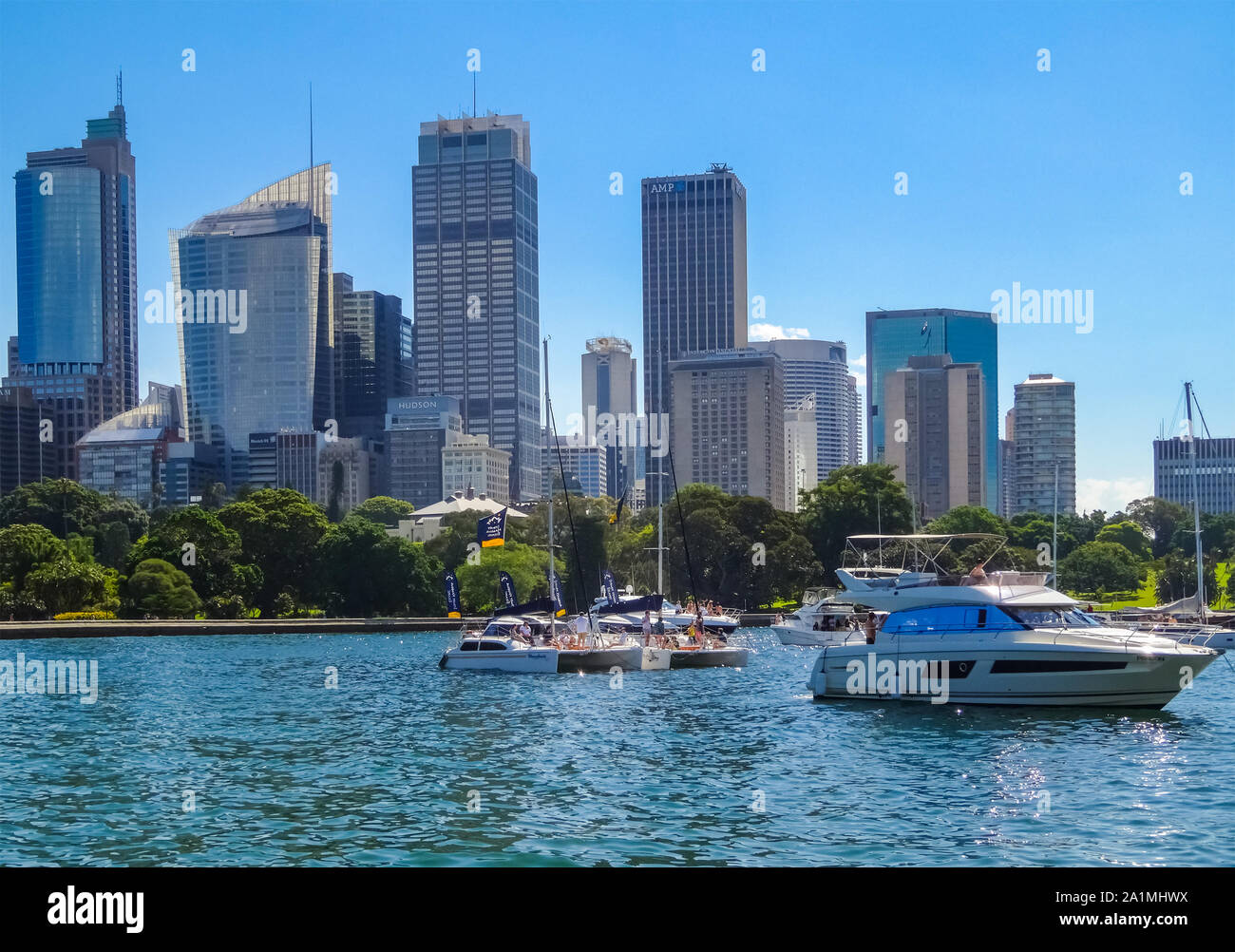 Die Menschen genießen Urlaub auf Motorbooten auf den Hafen von Sydney in Sydney, Australien, an einem sonnigen Tag. Stockfoto
